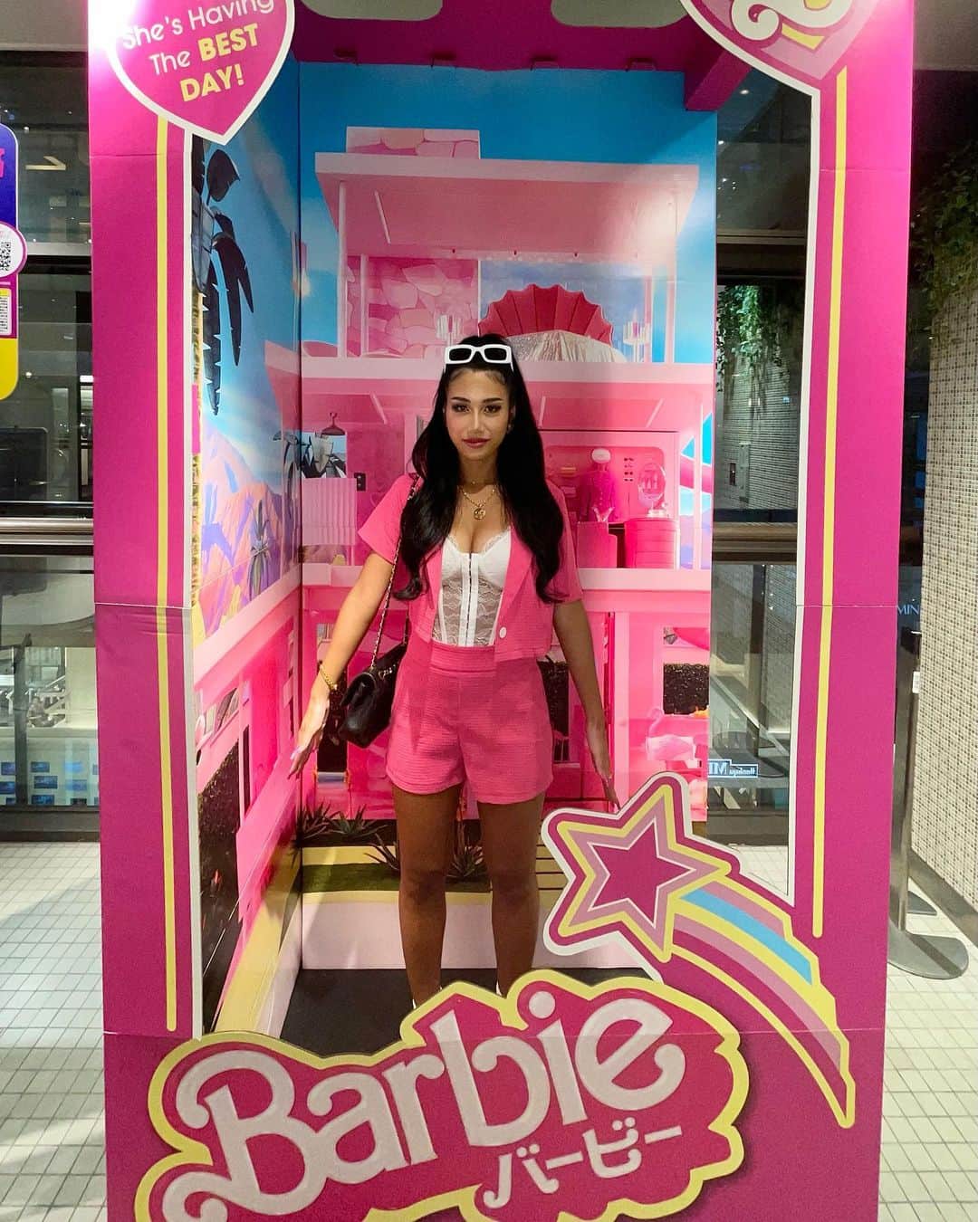 MARSEさんのインスタグラム写真 - (MARSEInstagram)「🎀  Hi Barbie🙋🏾‍♀️💖  池袋、新宿、有楽町のルミネでバービーコラボしててフォトブースがあるよ🎀💖 ライティングがちょっと暗いけど、人少なくてオススメ💘  有楽町ピカデリーの映画館にもフォトブースあったからそっちの方が証明はいいかも！ でも映画の前後めちゃくちゃ混むと思う💦  #barbie#barbiegirl#pink#barbiemovie#chanel#fashions#shein#besheinmodels#makeup#バービー#ピンク#プチプラコーデ#ハーフ#メイク#ピンクコーデ#マトラッセ」8月19日 17時38分 - marse_1105
