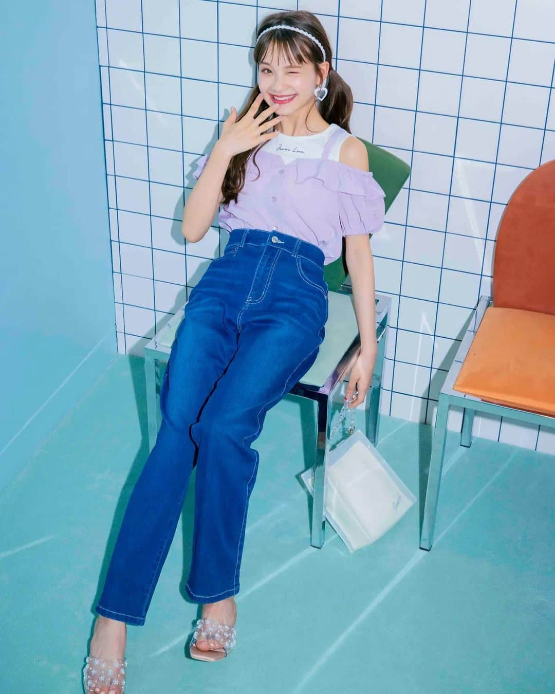 ニコ☆プチのインスタグラム：「👖👒💙  夏休みももうすぐさよならだね🥹 みんないろんなところにおでかけしたのかな…💭💞  のこりの夏休みはかわいすぎる デニムコーデでもっと楽しもー！🫶🏻  #ニコプチ #ニコプチモデル #ロガチ莉杏奈 #jc1 #青 #デニム #デニムコーデ #夏コーデ #小学生 #小学生ファッション」