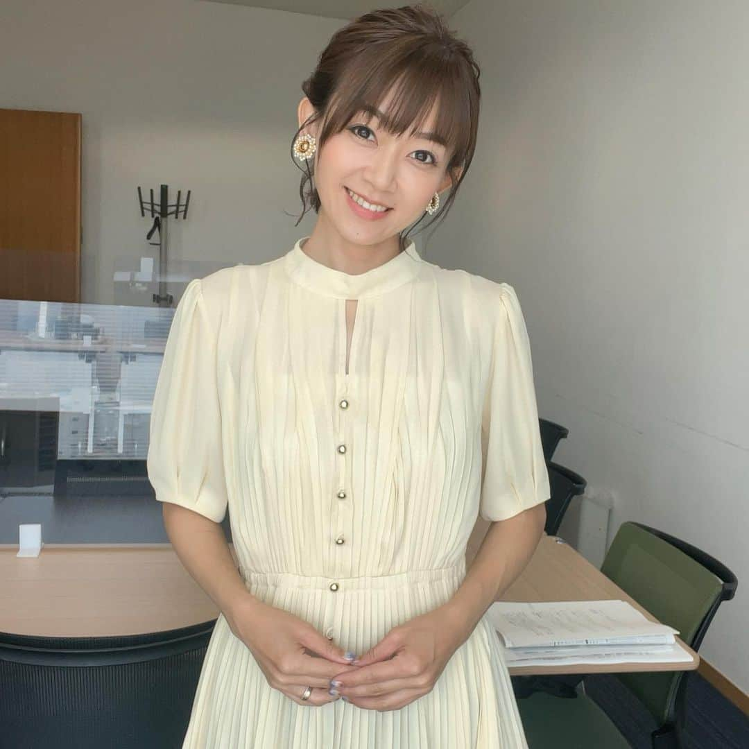 岡部玲子のインスタグラム：「本日の衣装とヘアアレンジ✨  淡いイエローのシフォンワンピースに 大ぶりイヤリング合わせが とっても可愛い🥹✨  髪の毛は大人ポニーテールで  夏🌴☀️  な感じでした☺️  今日も私を作り上げてくださった皆様に感謝です🙏✨  🏇は…  新潟9レース 8番人気の単勝とワイドで勝負して 直線は一瞬「単勝もあるか！！」と 大騒ぎしたんですが…2着で ワイド2パターンだけゲット👍  これでそこまでの負けを だいぶ盛り返す形になったのに  そこから全く当たらず  #がっつりマイナス  でした😂  お隣の吉原さんは 最後の方に ガッツリゲットしていらっしゃいましたけどね🤫(笑)😏  また明日頑張ります😅  今日もご視聴頂きました皆様✨ ありがとうございました🙏✨  今週末も 健康第一でお過ごしください‼️  #岡部玲子 #タレント　#レポーター　#競馬キャスター　#競馬　#グリーンチャンネル　#競馬中継　#生放送　#衣装　#ヘアアレンジ　#アクセサリー　#tvshow #dress #hairarrange #accessories #🏇」