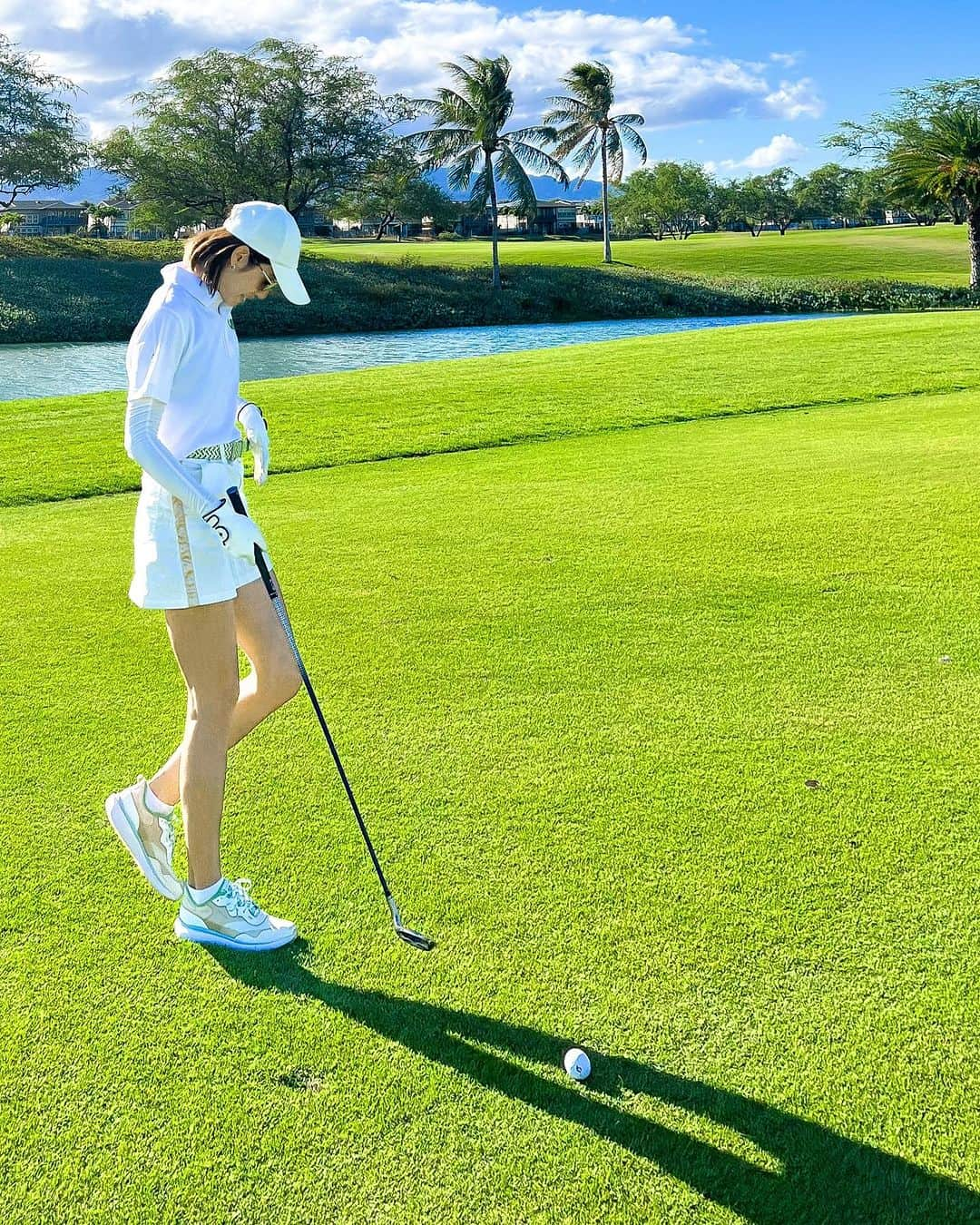 村山和実のインスタグラム：「初ハワイゴルフ⛳️  調子いい時と悪い時の差が激しい一日でした笑  集中力を保つのがすご〜く難しい笑 相変わらず下手すぎて話にならないレベルですが 私は楽しい❣️笑  多分、ゴルフ場にいるだけで楽しい笑  下手なのに一緒にまわってくれる人、誘ってくれる人達に感謝しかない😂❣️  そして、いつも後半は足が痛くなってきちゃうんだけど、 コールハーンのスニーカータイプは最後までノンストレスな履き心地でつま先の痛みや浮腫みが無く終われました🥺❣️  ハーフサイズ上を選んでよかった😻そしてやっぱり可愛い色合い🩵🤎💚 夏の限定で出てるデザインだけど、夏以降も履き続けられるように これに合わせたウェアを買おっと✨笑  カッコばかり先行して、結局まだ練習には行けておらず… 涼しくなってきたら打ちっぱなしも行こう。(決意)  冬までには、ちょーっとくらいは上手になっていたいです…🏌️‍♀️…  🧢🧤 @lecoqsportif_japan  👚 #flapper 👟 @colehaanjapan   #golf #hawaiigolf #colehaan  #コールハーン#lecoq #万年初心者#ゴルフウェア可愛い #技術をつけよう#練習しようそうしよう」