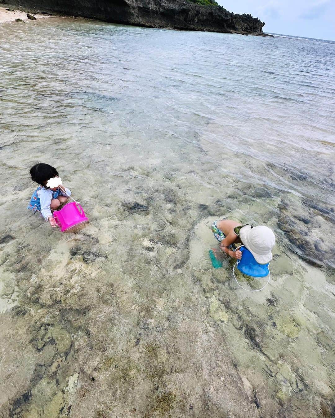 鈴木あきえさんのインスタグラム写真 - (鈴木あきえInstagram)「#古宇利島　に行って #ハートロック も見てきました🤍🩵  岩がハートに見えて素敵😍  海がとっても綺麗で 魚やウニやヒトデもいたんだけど、 今回の旅で大活躍なのがコレ👍🏻  水メガネの #ワイドビュースコープ　👓 （写真3&5枚目。 私はAmazonで2千円しないくらいでGETしたよ🤍）  より水の中が綺麗に見えて 子供達海の世界に釘付けでした〜🐠🩵  磯遊びなど多めにする方には、ぜひおすすめ🩷 （持って行く時はちょい嵩張ります🥹👍🏻）  #夏休み #沖縄 #古宇利島」8月19日 18時00分 - akiesuzuki0312