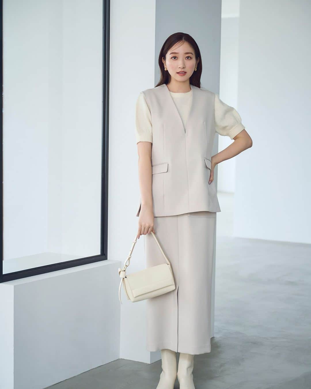 NATURAL BEAUTY BASICのインスタグラム：「鹿沼憂妃さん着用の 秋の新作webカタログが大好評公開中♡  ■エアリーモヘヤライクニット ¥6,930 tax in size:FR color:グレー/オフ/ベージュ/ライトグリーン #0173270850  ■ジレ＆ナロースカートセットアップ ¥14,960 tax in size:S/M/PS color:クロ/ベージュ #0173240810  ------------------------------------  Stylish mood in AUTUMN Feat.Yuki Shikanuma  シンプルながらも構築的なシルエットを作り出すトップスに、 クリーンなナロースカートやタックパンツ… NBBはこの秋、ミニマル＆スタイリッシュなコーディネートをご提案。  ファーやチュール、優しげなニュアンスカラー… 女性らしいニュアンスも程よく盛り込まれているから、 フェミニン派にもしっくりフィット。  #鹿沼憂妃 さん #レイヤードコーデ #ベスト #タイトスカート #セットアップ  #ホワイトコーデ #秋先取り #秋コーデ #お出かけコーデ #オフィスコーデ #オフィスカジュアル #通勤コーデ #大人可愛い #カラーコーデ  #着回しコーデ #きれいめカジュアル  #ベーシックコーデ #ベーシック #ナチュラルコーデ #トレンドスタイル #シンプルコーデ #ナチュラルビューティーベーシック #naturalbeautybasic」