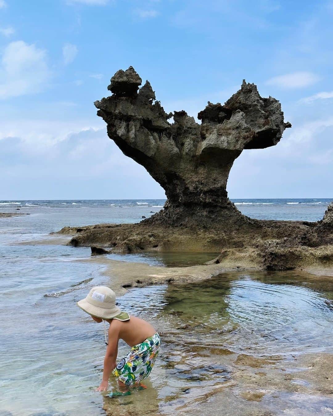鈴木あきえのインスタグラム：「#古宇利島　に行って #ハートロック も見てきました🤍🩵  岩がハートに見えて素敵😍  海がとっても綺麗で 魚やウニやヒトデもいたんだけど、 今回の旅で大活躍なのがコレ👍🏻  水メガネの #ワイドビュースコープ　👓 （写真3&5枚目。 私はAmazonで2千円しないくらいでGETしたよ🤍）  より水の中が綺麗に見えて 子供達海の世界に釘付けでした〜🐠🩵  磯遊びなど多めにする方には、ぜひおすすめ🩷 （持って行く時はちょい嵩張ります🥹👍🏻）  #夏休み #沖縄 #古宇利島」