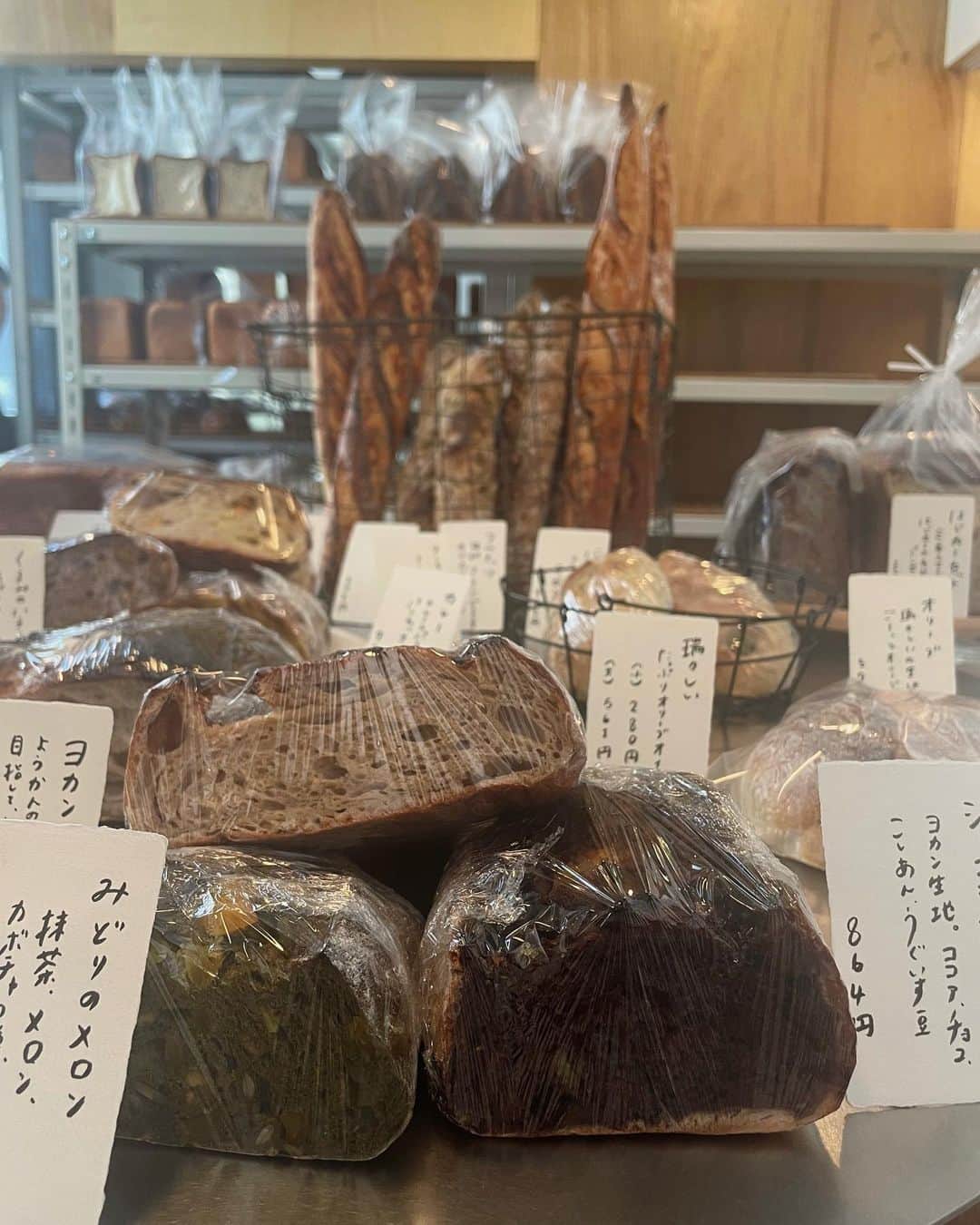 山野ゆりのインスタグラム：「@3ft.nacamera.official   🩵🩵🩵  美味し過ぎたシカタラムカナ。  あっという間に８月になってて 半ば過ぎてるのが信じられない🫥  暑いのでお水飲みましょうね。 パンも食べましょうね。」