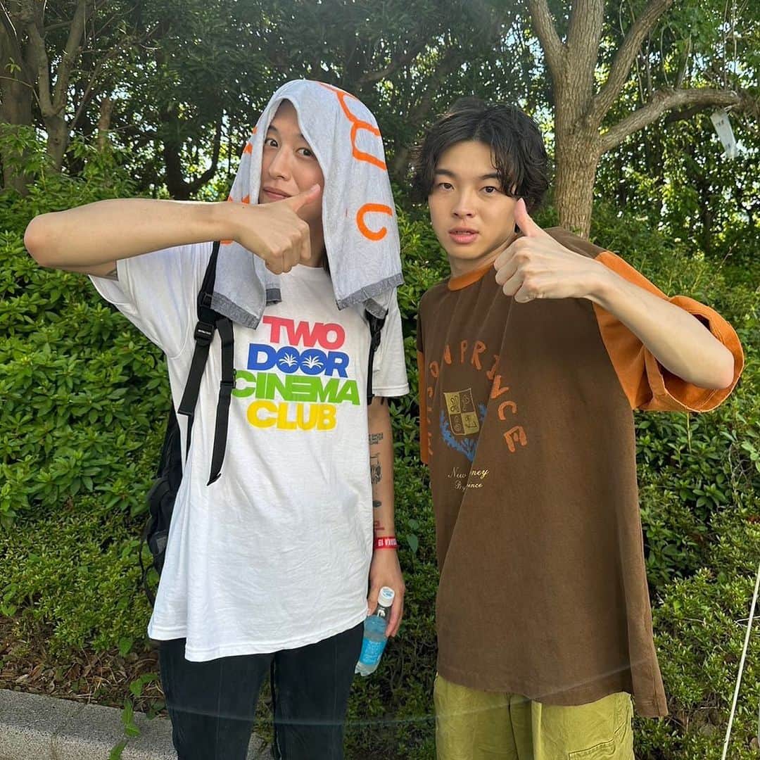 キタニタツヤのインスタグラム：「. サマソニ大阪1日目、1人でブラブラ遊んできた〜（暑すぎて早めに退散） 帰りにimaseちゃん @imase11_9 に会ったよ  #imase #TatsuyaKitani #Tatchang #キタニタツヤ」