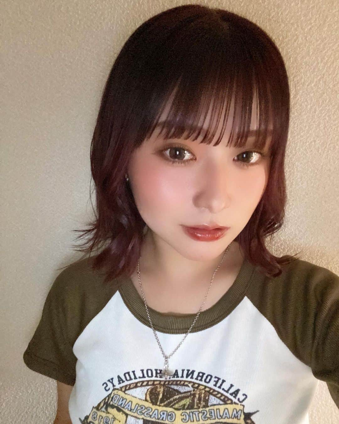 鈴瀬まりあのインスタグラム：「どたいぷ赤〜🍒❤️ 太陽の下めっちゃ赤❕カワイイ  もちろんりょーまさんカラー🔆 いつも可愛くしてくれてありがとうございます🫶🏻@unite_ryoma 💇🏻‍♀️」