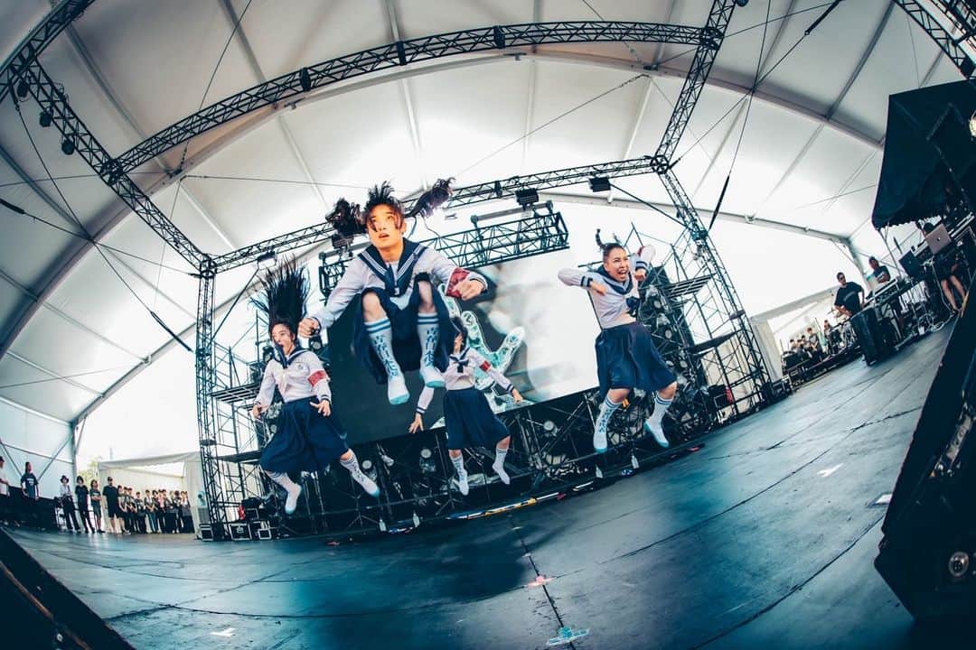新しい学校のリーダーズのインスタグラム：「🌪 #SUMMERSONIC OSAKA ©SUMMER SONIC All Rights Reserved.  新しい学校のリーダーズ <SETLIST> 1. 青春を切り裂く波動 2. 最終人類 3. Free Your Mind 4. マ人間 5. Pineapple Kryptonite REMIX 6. オトナブルー 7. NAINAINAI 8. 迷えば尊し  #サマソニ#新しい学校のリーダーズ#ATARASHIIGAKKO」