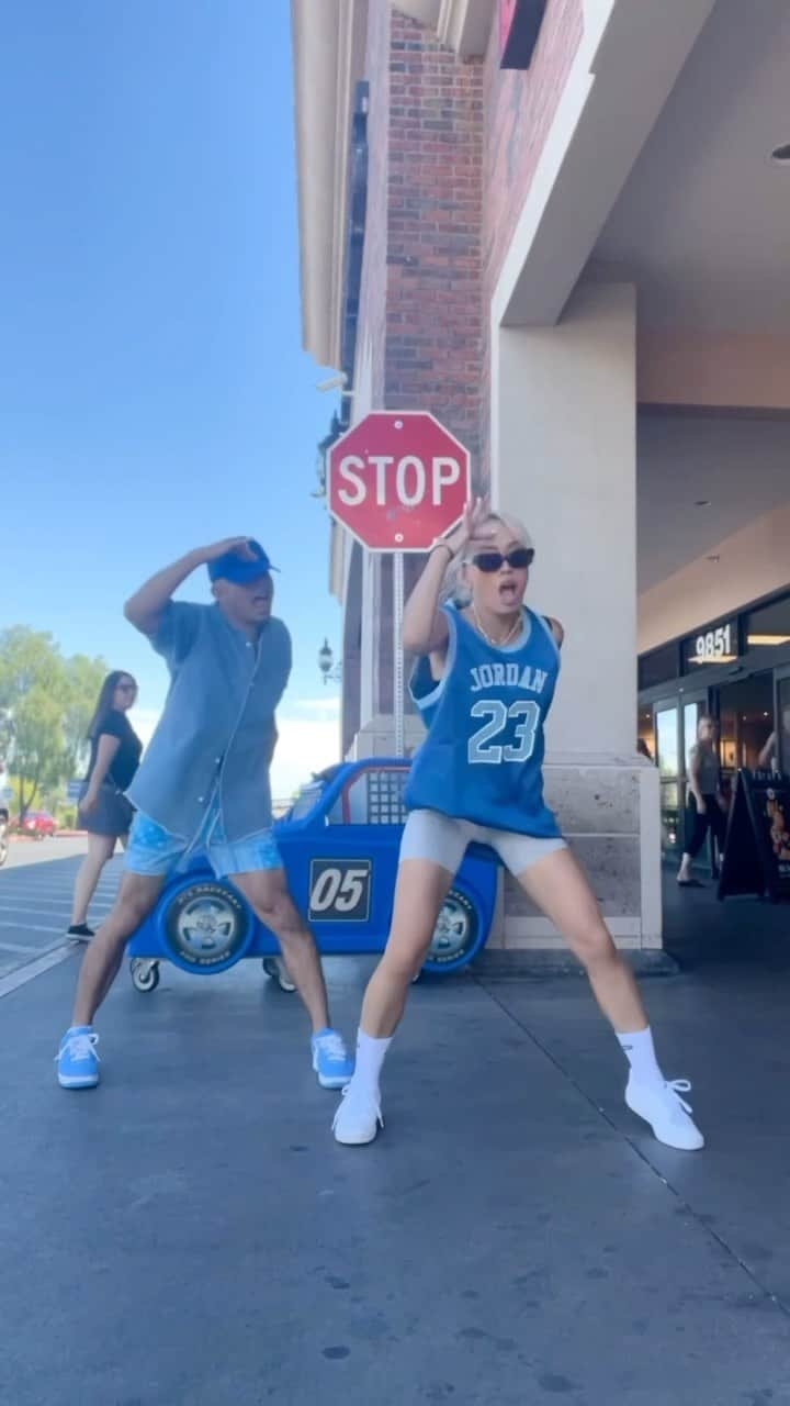 SONNYのインスタグラム：「Sunday grocery shopping at your local supermarket 🛒🛑🚙💙 日曜日近所のスーパーにて __________________________________  🎧 jealousy @iamcardib @offsetyrn  💃 @mamizo.jpn  📍local Whole Foods   #lasvegas #ラスベガス #summerlin #ラスベガス生活 #夫婦ダンス」