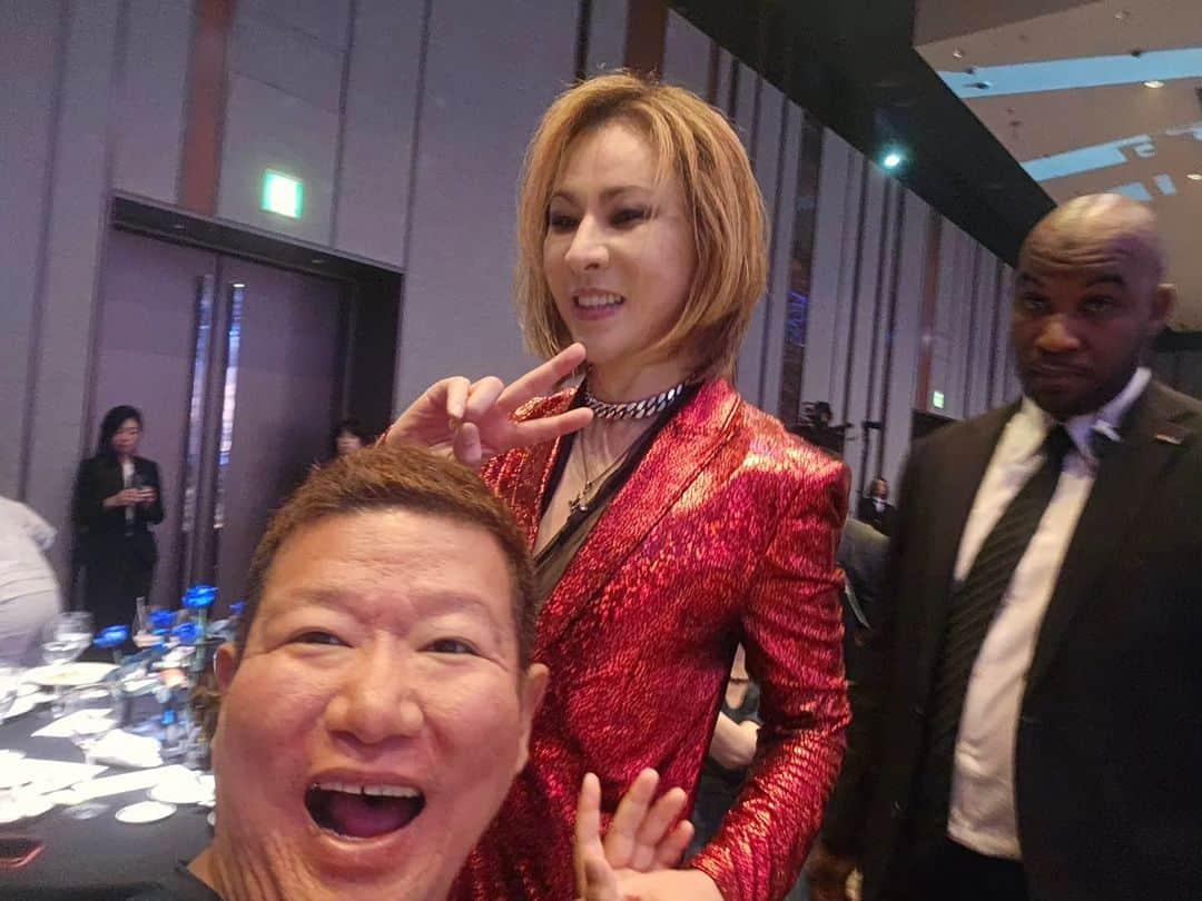 中園健士のインスタグラム：「神写真撮れた🎵YOSHIKIさんの ランチショー&ディナーショーに 三日間全て参戦。 この日の為にフィリピン旅行から 帰国し終了後はオーストラリアに 旅立ちます。 ８月は日本滞在この３日間のみ。 ９月は日本滞在２日間のみ！ 365日世界中旅しながら 生きていくライフスタイル最高。  #yoshiki  #yoshikichannel  #yoshikiofficial  #yoshikiclassical  #yoshikihayashi  #yoshikixjapan  #yoshikiさんありがとう  #yoshiki好きな人と繋がりたい  #yoshikiディナーショー」