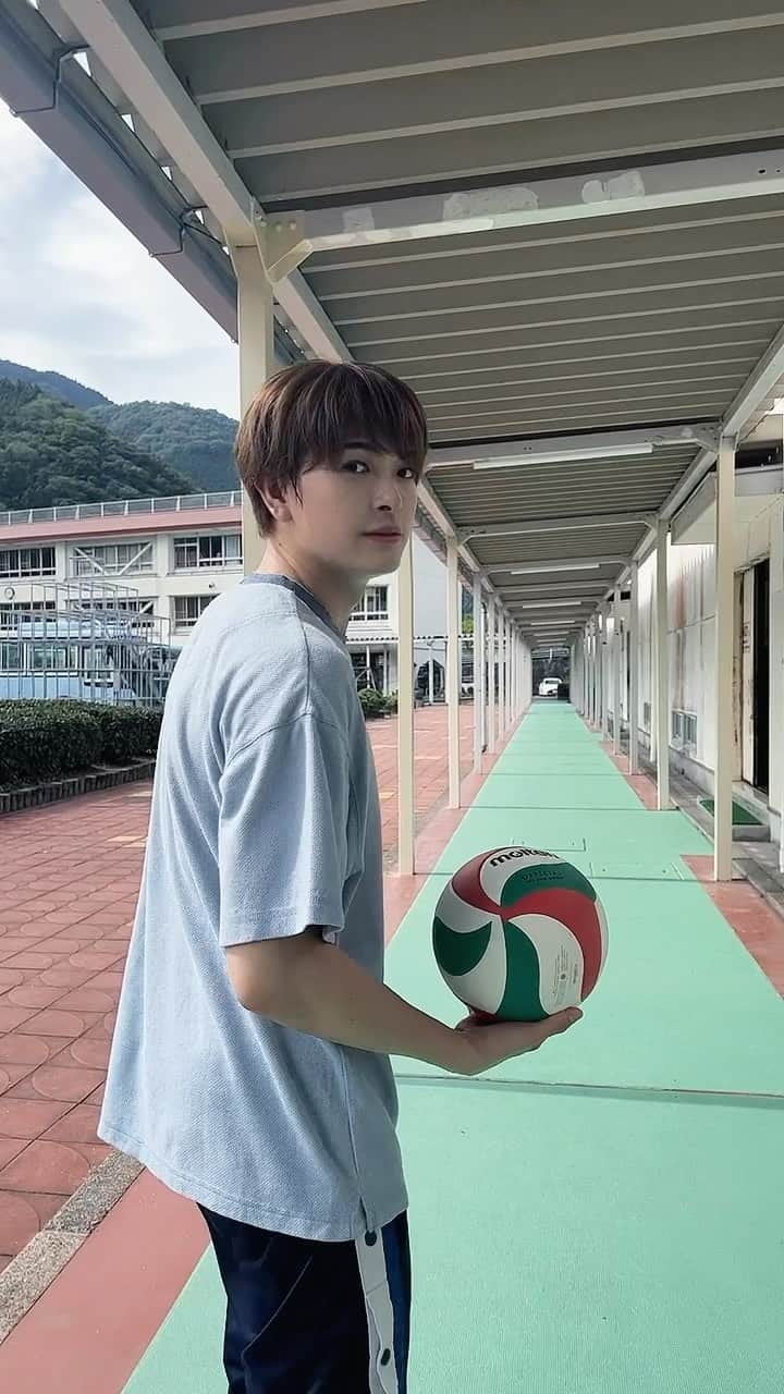 遊馬晃祐のインスタグラム：「Haikyuu‼︎🏐  体育館で撮影してきたよ✨ めっちゃ暑くて汗だくだった〜笑 保存して何回も見てね！！！  @newsed_japan_official 衣装提供ありがとうございます☺️ めっちゃ可愛かった！！！」