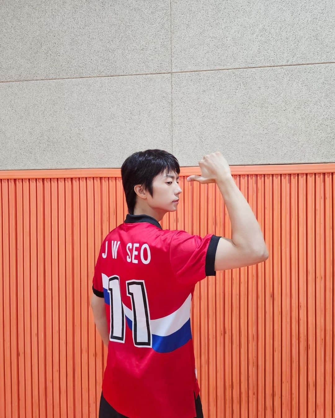 2PMのインスタグラム：「핫티의 심장을 어택하는 공격수 장우영 선수! ⚽  #얼굴공격✨ #귀여움공격🐤 #430득점💘 #레투스타그램」