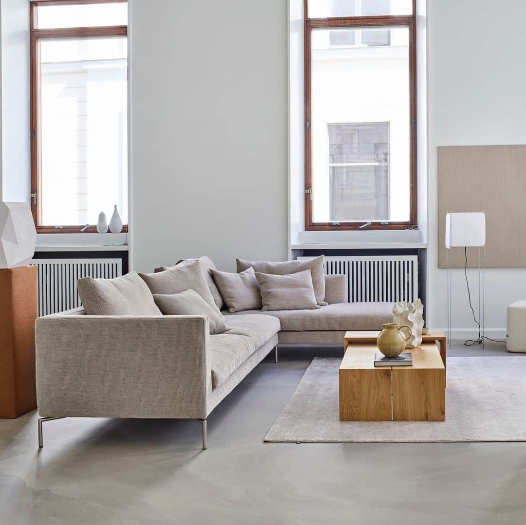 eilersenのインスタグラム：「The RA sofa is the perfect lounge sofa. A special detail is the armrest. It has a narrow top of 8 cm, but then it becomes wider and wider as it makes its way down. It provides optimal support. It is paired with the Kant coffee table and Stick carpet.⁠ ⁠ Sofa: RA, designed by Jens Juul Eilersen and upholstered in Pond 07⁠ Table: Kant in oak with oil finish, designed by Yuzuru Nishiyama ⁠ Carpet: Stick in colour Nature⁠ ⁠ ⁠ ⁠ ⁠ #eilersen #eilersenfurniture #myeilersen #enjoyaneilersen #RA #jensjuuleilersen #Kant #YuzuruNihiayama #homedecor #sofa #danishdesign #inredning #finahem #interiorlovers #interiordesign #modernliving #minimalism #nordiskehjem #nordicinspiration #nordicliving #craftsmanship #boligindretning #designinterior #livingroominspo #boliginspiration  #hemindredning #schönerwohnen #nordicminimalism #designinspiration #throughgenerations」