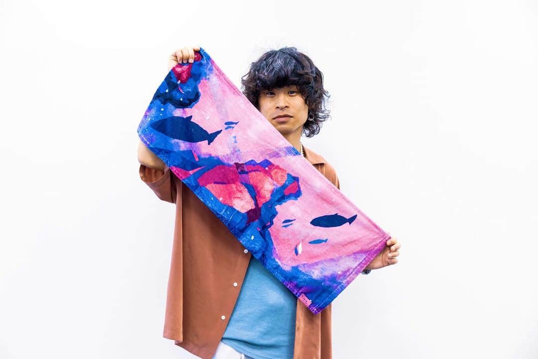 おいしくるメロンパンさんのインスタグラム写真 - (おいしくるメロンパンInstagram)「. おいしくるメロンパンFC限定ワンマンライブ 「秘密のおさかなパーティー vol.3 in 新江ノ島水族館」新グッズのご紹介！  ■夕暮れ水族館タオル  「マテリアル」や「シンメトリー」などのジャケットワークを手がけられたsakutaro さん(@39ar_39ca)にデザインしていただきました🐠 水族館にぴったりで素敵なタオル、是非ゲットしてくださいね✨  Photo by 橋本 歩  #おいしくるメロンパン #秘密のおさかなパーティー #新グッズ」8月19日 18時01分 - oisiclemelonpan_official