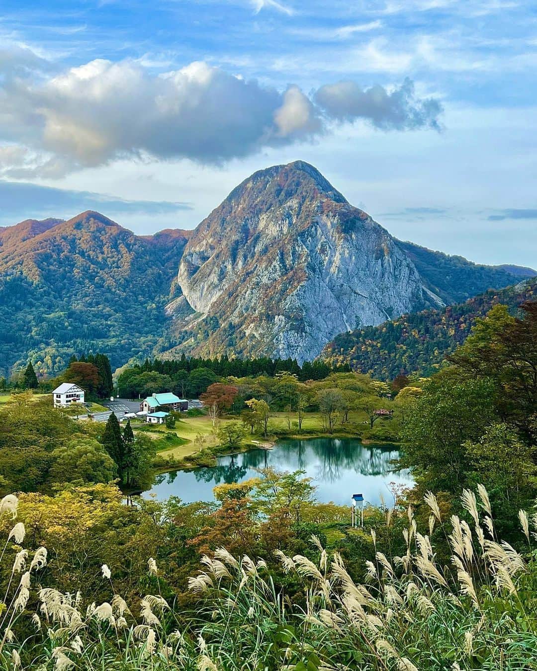 ピーチ・アビエーションのインスタグラム：「日本離れした絶景に心奪われる🥺 新潟県糸魚川市にある #高浪の池 と #明星山 ⛰️  日本で初めてユネスコの世界ジオパークに認定された、糸魚川市。地質学的に貴重な場所が数多く存在しているため、認定されたのだそう💡  そんな糸魚川にある、絶景スポットとして知られているのが「高浪の池」と「明星山」です🙌  高浪の池は、体長約4mもの巨大魚が目撃されたことで有名になり、神秘の池として知られています。現在では、売店やキャンプ場、ゴルフ場など、施設が充実しているため、さまざまな楽しみ方ができそうです♪  明星山は、かつて海の底にあったとされ、巨大な石灰岩のかたまりでできている山なんです！ロッククライミングの名所としても知られていますが、登山もできますのでチャレンジしてみたい方は安全に注意して体験してください😊  写真のような、明星山を背景にした高浪の池を見るには「トリム展望台」からがおすすめです👀2つの絶景のコラボレーションは、息を呑むほどの美しさです✨  . . . . . . . . . . . . . . . . . . . . . . . . . . . . . . . . . . . ▶Photo by：@y_a_h_07 OOKINI!! ▶Place： #新潟 . . . . . . . . . . . . . . . . . . . . . . . . . . . . . . . . . . . . Peachでは各就航地で撮影された皆さまのお写真をInstagramでご紹介させていただいています。 #fly_peach をつけて投稿してください✨ . #新潟観光 #新潟旅行 #国内旅行 #旅行好きな人と繋がりたい #日本の景色 #日本の絶景 #peachaviation #japantravel #niigata #niigatatrip #niigatatravel #instagood #japan_of_insta #ig_japan」
