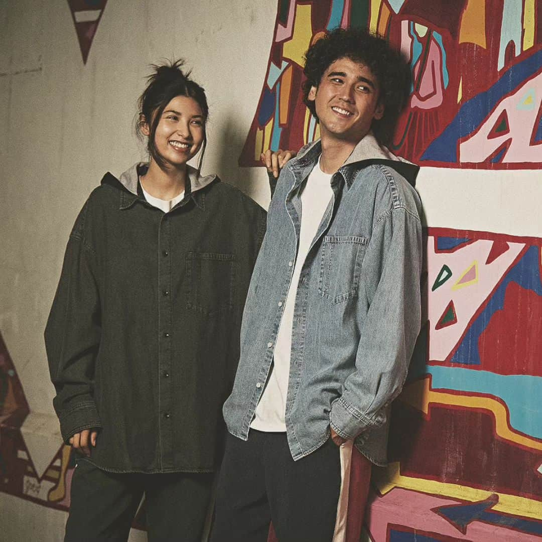 Purple & Yellowのインスタグラム：「【 MEN'S & WOMEN'S ITEM 】.  トレンドの80～90年代を彷彿とさせるケミカルウォッシュの色合いが今年らしい裏毛フード付きのデニムシャツ。  フードは取り外しができて、リバーシブル仕様。  一枚もっているととっても便利な年間通して活躍間違いなしの万能アイテムです！  ■3WAY裏毛フード付きデニムシャツ 品番:55-01HE01 価格¥9,800(tax in) カラー:インディゴケミカルウォッシュ.ブラックケミカルウォッシュ サイズ:S.M.L  #パープルアンドイエロー #purpleandyellow #コムサイズム #commecaism #デニムシャツ #デニムシャツコーデ #デニムパーカー #フードシャツ #デニム女子 #デニム男子 #デニムファッション #デニムブランド #ジェンダーレスファッション #ジェンダーレスブランド #ユニセックススタイル #ユニセックスブランド #レディースコーデ #メンズライクコーデ #メンズコーディネート #秋冬新作 #初秋コーデ #秋冬コーデ #秋冬ファッション」