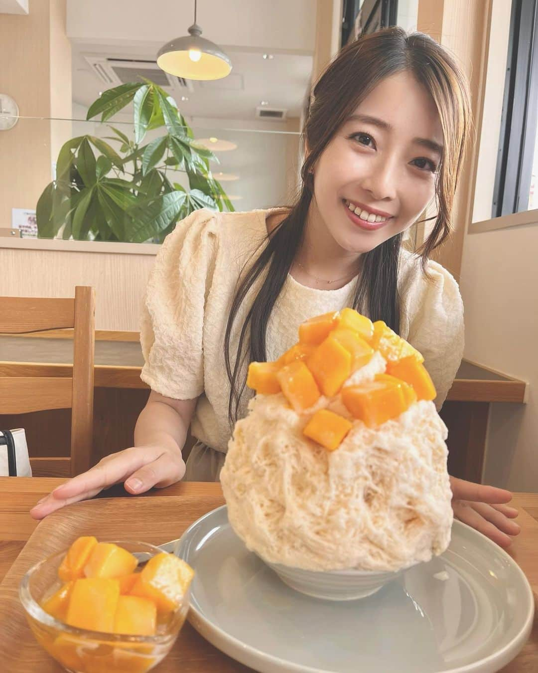 小椋寛子のインスタグラム：「2ヶ月前に行ったお店😊 ずっと行ってみたかった六華亭さん🍧  ふわっふわなミルクの氷に、甘いマンゴーがこんなにも乗ってるんです🥰 美味しすぎました🥹💕 また食べに行きたい☺️  #六華亭 #羽曳野市 #羽曳野カフェ #かき氷」