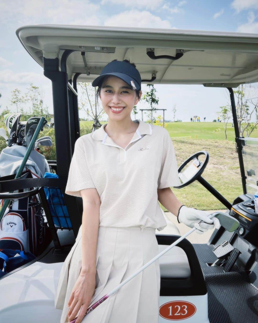 大見謝葉月さんのインスタグラム写真 - (大見謝葉月Instagram)「ゆりちゃんコラボのゴルフウェア、色も形も可愛いの🩷💛 @yuri_konno_official ✖️ @newera_golf」8月19日 18時06分 - h_a_z_k_i