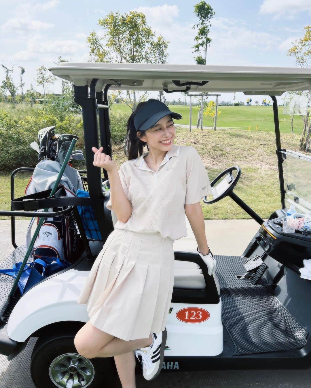 大見謝葉月さんのインスタグラム写真 - (大見謝葉月Instagram)「ゆりちゃんコラボのゴルフウェア、色も形も可愛いの🩷💛 @yuri_konno_official ✖️ @newera_golf」8月19日 18時06分 - h_a_z_k_i