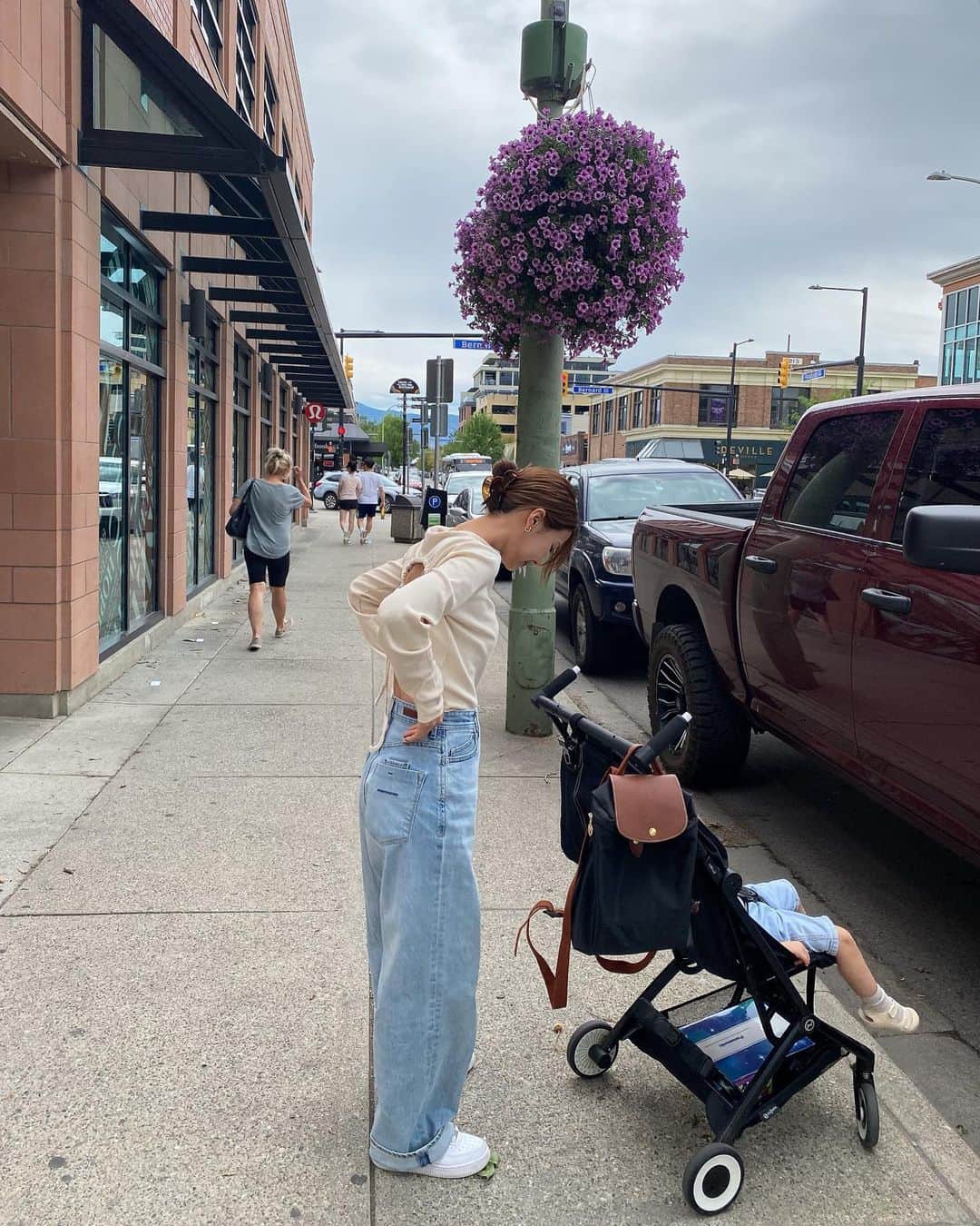のインスタグラム：「Look of the Day ❣️  こちらでは曇りの日は20℃くらいなので 長袖とかスウェットとか着てる🧦  日本じゃ真夏に長袖とかスウェットとか 着てるの考えられないよね。。 四季の考えが抜けないから不思議でしかない。  バックオープンのトップスはSALEでお安くなってて これからの季節使えそうと思い こっちで購入したもの🛒 日本のオンラインサイトでも売ってたよ！  top @reebok  bottom @yanuk_official  bag @longchamp  shoes @nike」