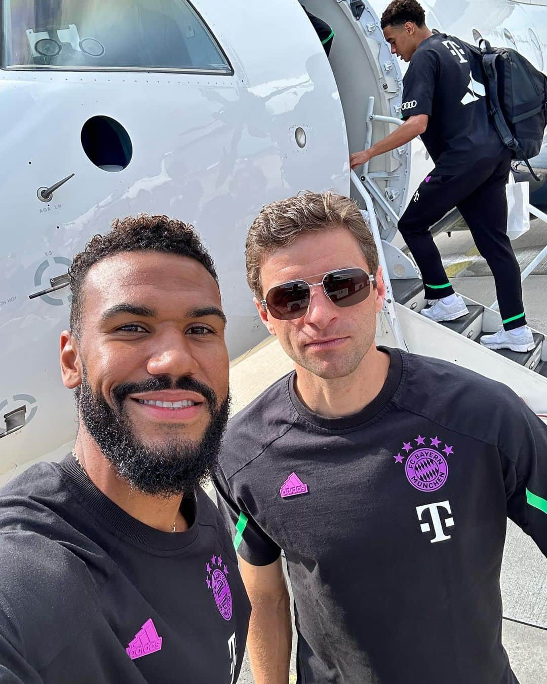 トーマス・ミュラーのインスタグラム：「Hello captain speaking 😎  Ready to take off for a spectacular @bundesliga season 🔥  #aufgehtsbayern #auftaktsieg #abnachsüdtirol #diefanswartenschon」