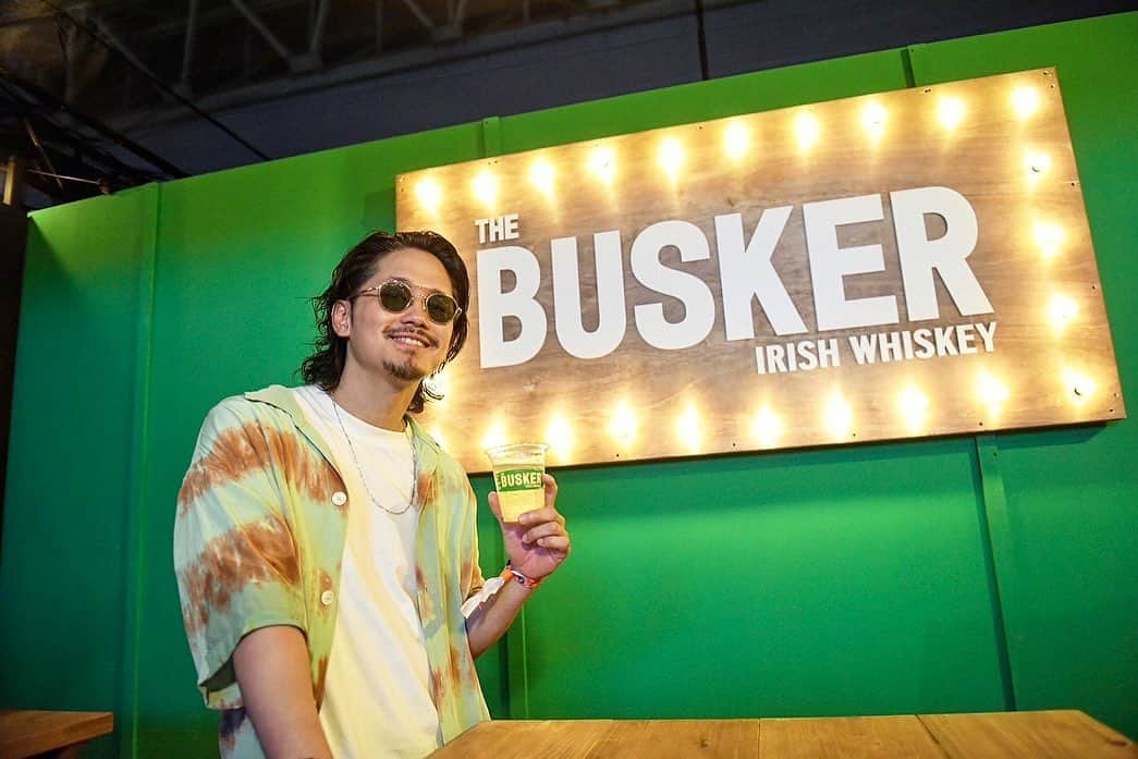 のインスタグラム：「今⽇は、 SUMMER SONIC 2023に行ってきました。  所謂、サマソニに初潜入。  天気も良くて熱気も凄かったので、 一先ず休憩のためにオフィシャルバーのゾーンへ。  そこのTHE BUSKER IRISH WHISKEYブースで一休み。  そして、 チンカチンカのバスカーボールを飲んで乾杯。  フルーティでウィスキーの癖がなくて飲みやすかったです。  さ、サマソニ後半戦も楽しみます。  #thebusker #バスカー #buskit #summersonic2023 #サマソニ @whiske_jp @thebusker_official」