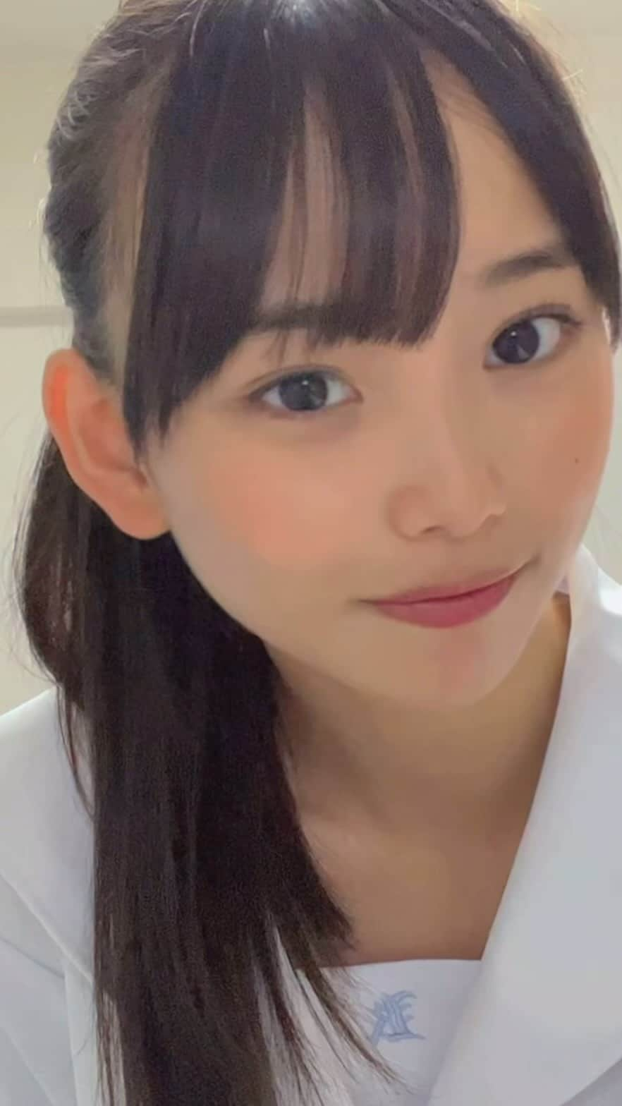 松本麗世のインスタグラム：「最近一日の過ぎるのが早い💭 8月もあと10日、、、 ♡ ♡ #松本麗世 #matsumotoreiyo #モデル #ファッション #Jk #ストレート #夏休み #お部屋で #8月 #jk  #鹿児島  #jkブランド  #fjk  #夏  #ポニーテール  #制服  #ポニー  #制服女子  #高校生  #女子高生」