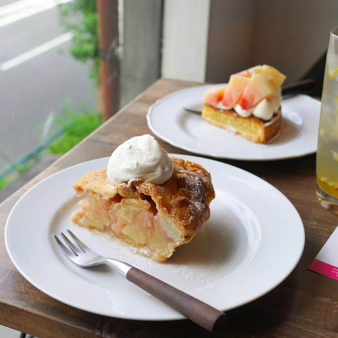 Aiのインスタグラム：「. 𖤘cocofulu cafe／上中里 ⁡ 旧古河庭園に隣接する 手作りスイーツが楽しめるリノベカフェ𖠿 ⁡ 店内入ってすぐ ケーキが並ぶショーケースがあり、 2階に喫茶スペースがあります♩ ⁡ 𓂃𓈒𓏸 menu 𓂃𓈒𓏸 ■ピーチパイ／680円 ■桃タルト／680円 ⁡ 絶対食べたかったこの二つ♡ ⁡ パイの方は白桃と黄桃の2種を贅沢に使用し、 とろけるジューシーな食感が味わえます♩ 写真よりもボリュームがあって 食べ応えも十分✧* 桃好きさんにはぜひ食べてほしい𓌈˒˒ ⁡ タルトの方は程よい硬さの桃で香りが最高♡ アールグレイの茶葉がたっぷり入った 土台とも相性抜群です！  どちらも人気商品なので 取り置きがおすすめです☎︎ ⁡ ˳◌* ┈ ┈ ┈ ┈ ┈ ┈ ┈ *◌˳ ⁡ Shop cocofulu cafe @cocofulucafe  ⁡ Address 東京都北区西ケ原１丁目２７−３４ ⁡ ˳◌* ┈ ┈ ┈ ┈ ┈ ┈ ┈ *◌˳ ⁡ #駒込カフェ #駒込グルメ #西ヶ原グルメ #上中里カフェ #上中里グルメ #東京カフェ #東京カフェ巡り #東京グルメ #カフェ巡り #カフェスタグラム #カフェ #スイーツ #おやつ #甘党 #スイーツ部 #桃スイーツ #桃 #ピーチパイ #桃タルト #teatime #tokyocafe #cafestagram」