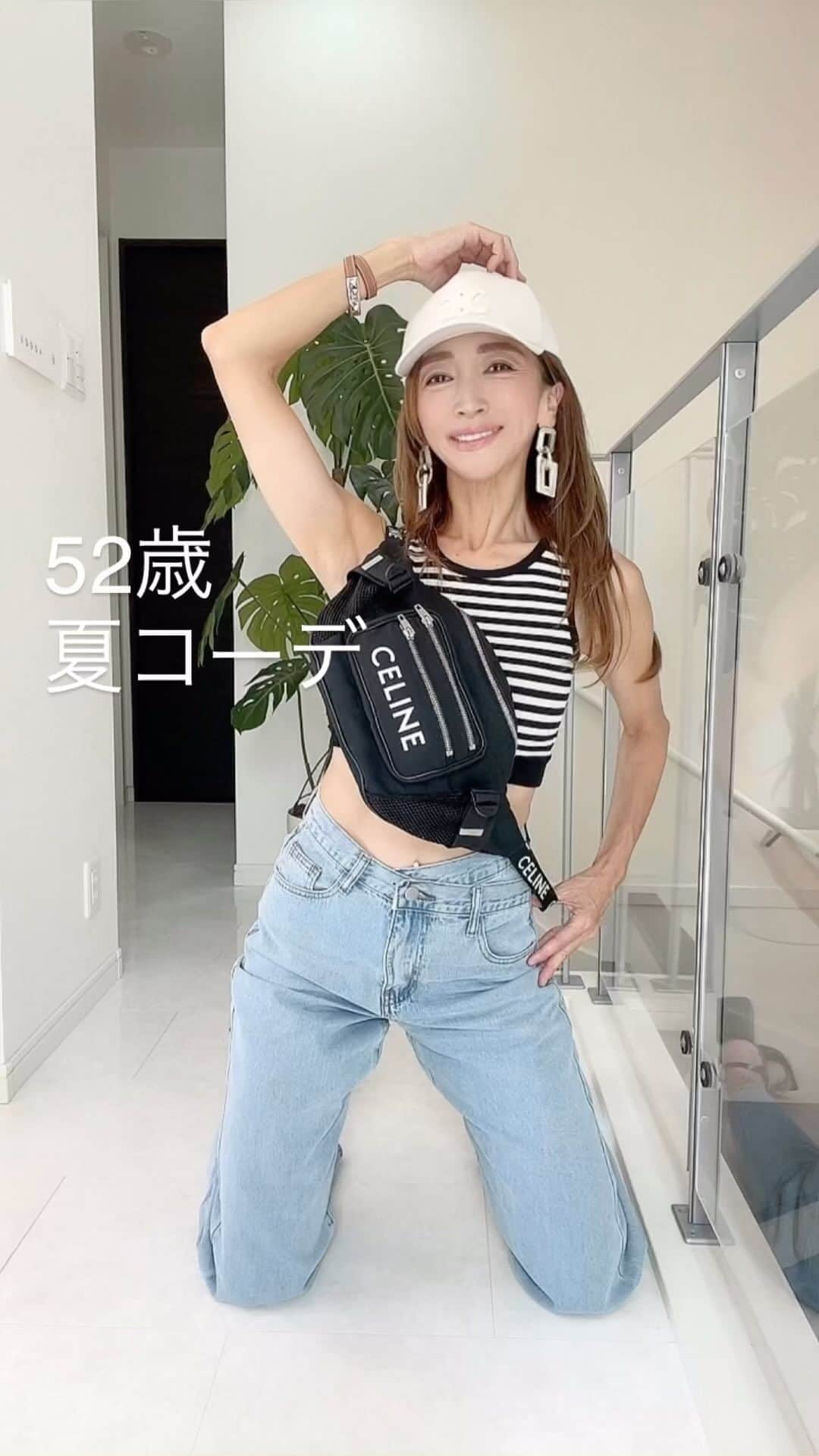 Akiのインスタグラム：「この夏はかなりデニム👖コーデ多めです🤍  忙しくてジムは週1ペースですが、お腹の縦筋もしっかりと残ってくれてるので、ショート丈のトップスを合わせたりしています✨  ❤︎トップス&デニム SHEIN  ❤︎バッグ&キャップ CELINE  いつもたくさんのいいね！や温かいメッセージをありがとうございます😊  アラフィフ #アラフィフ女子#アラフィフファッション #アラフィフコーデ #アラフィフ#大人女子 #大人女子コーデ #大人カジュアル #大人コーデ #大人ファッション #大人可愛い #大人かわいい #アラフォー #アラフォーコーデ #アラフォーファッション #ファッション #ファッションコーデ #ママファッション  #fashion #ootd」