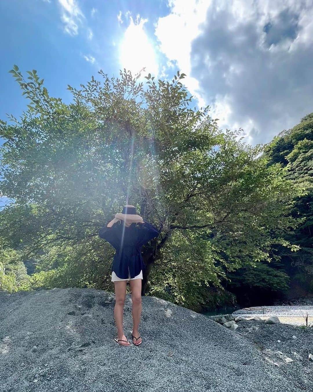 鈴木六夏のインスタグラム：「川スタイル  遊んでるのに急に寝落ち🤣したとこ 撮られてた😵  サマーハット、石の上で寝ても潰れないこと実証w  #riccascloset #今夜22:00ころLIVE予定」
