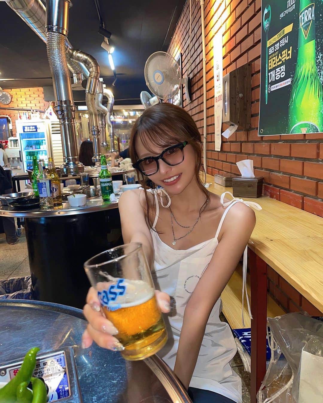 伊藤舞雪のインスタグラム：「普段はほとんど飲めないビールなのに、カルビが美味しすぎて水のように進んだ日🍺 🥓  ビールをチャミスルで割って飲むのが至高すぎた。 またはやく韓国いきたい🇰🇷」