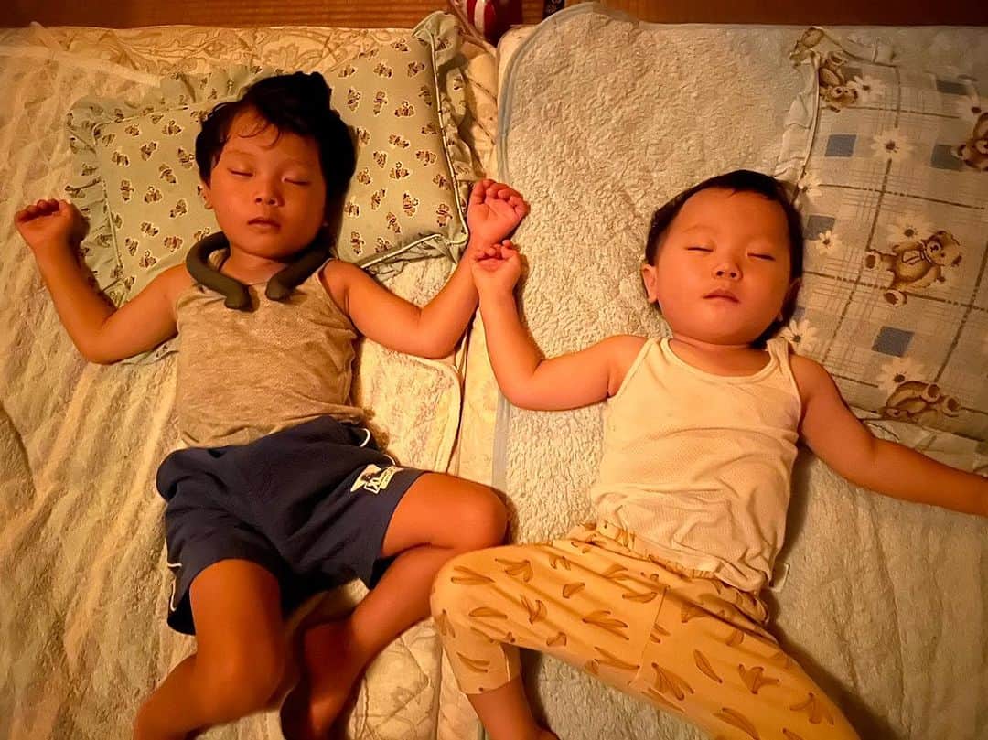 のインスタグラム：「いや弟デカない？？ まだ2歳なったとこやで。  #ほぼ顔一緒でカッコいい」