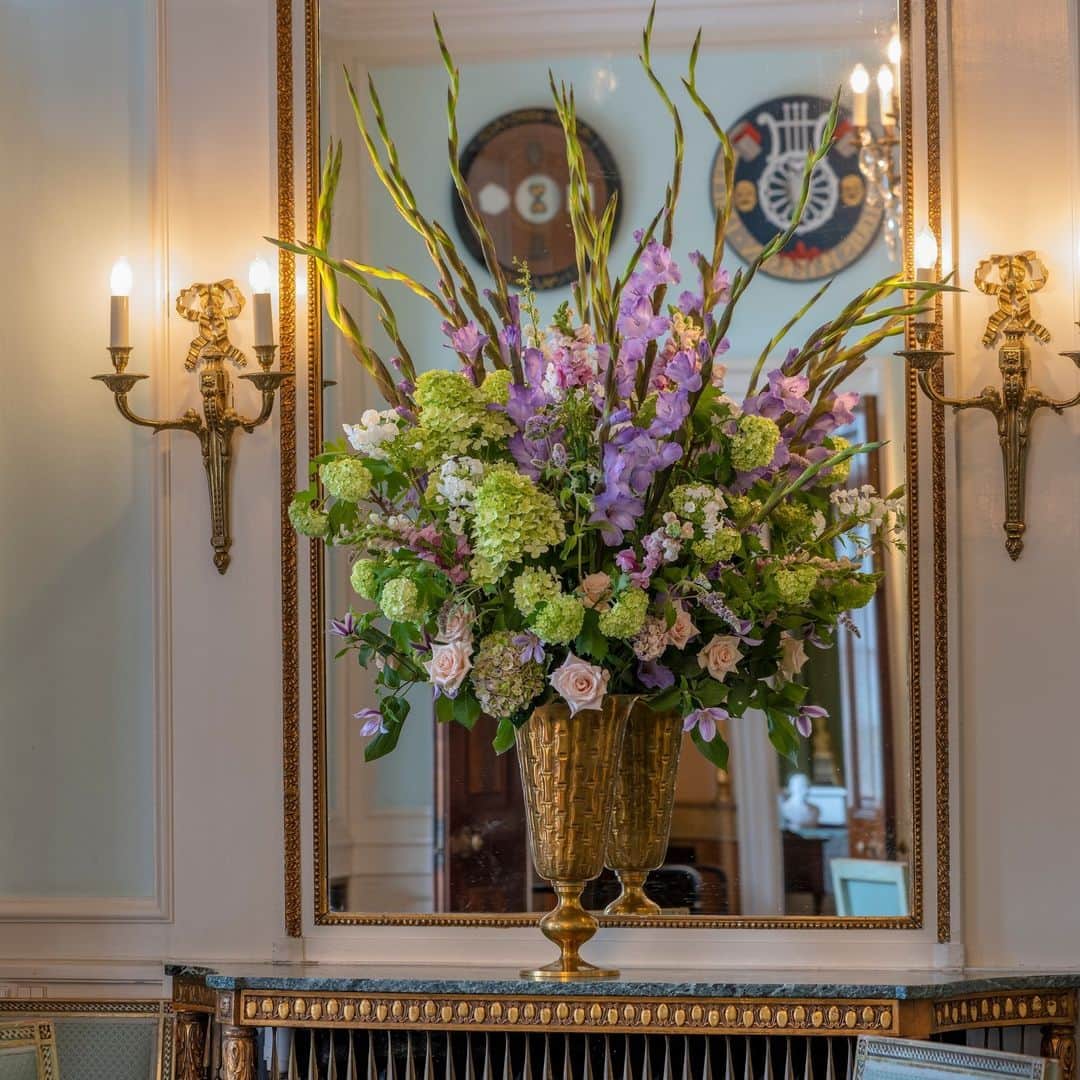 ニコライ・バーグマン・フラワーズ＆デザインのインスタグラム：「What flowers would you choose for a special moment? 💐⁠ ⁠ There’s something enchanting about how flowers infuse celebrations with an array of colors and shapes, brightening people’s days in the most delightful way. ⁠ ⁠ Even as someone who’s lucky enough to be surrounded by wonderful blossoms every day, there are however certain arrangements that are simply unforgettable - just like the one’s in these pictures. 💜 @asukabergmann」