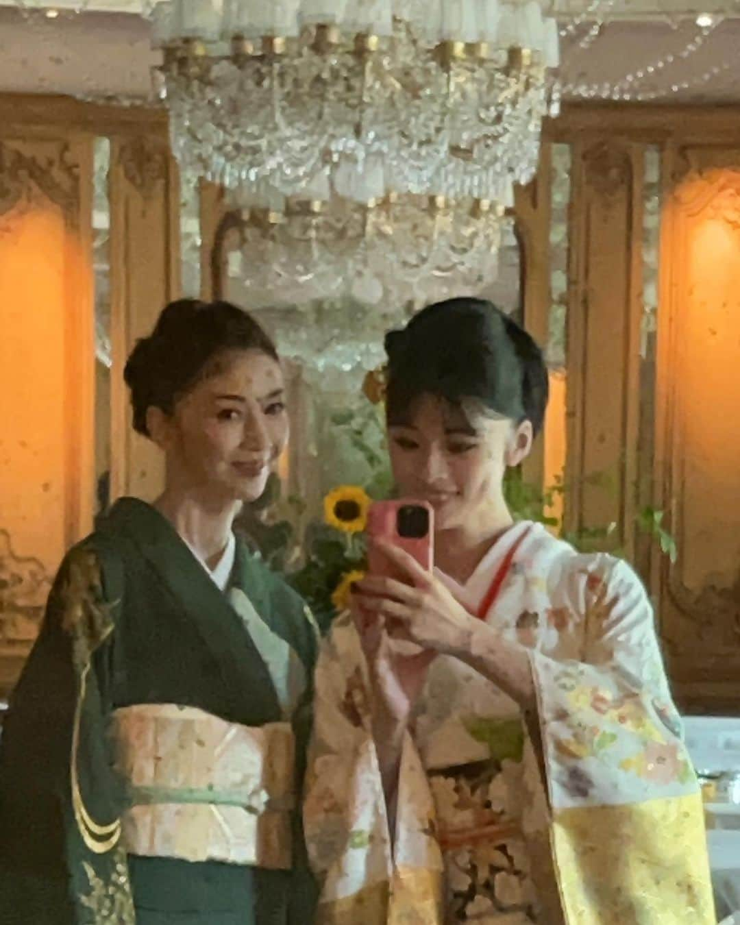 君島十和子さんのインスタグラム写真 - (君島十和子Instagram)「長女・憂樹と ･:*金彩銀彩の盛装･:* (美しいキモノ2023秋号・本日発売) 華やかなお着物に魅了された撮影でした。  普段はこんなに２ショットの写真撮ってくれないから😂 彼女も嬉しかったに違いないです！ 娘は音楽学校生の時から 様々な流派の先生方に 丁寧にご指導を頂いたこともあって日舞の魅力にも惹かれる様に。 お稽古で、自分で着物を毎日の様に着ていたせいか私より着物の着こなしが上手だったなぁ。  #美しいキモノ秋号 #美しいキモノ2023秋号 #見事なお着物の全容は是非本誌で見て頂きたい。 #この豪華さは #着物だからこそ #金銀彩  #パーティ着物 #外は炎天下 #母娘 #君島憂樹 #藤間流 #君島十和子」8月19日 18時33分 - ftcbeauty.official