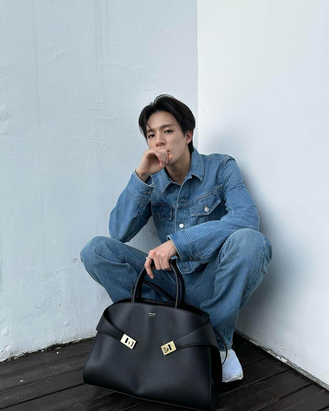 ジェノさんのインスタグラム写真 - (ジェノInstagram)「📸#ferragamohugbag #ferragamofw23 @ferragamo @_maximiliandavis_」8月19日 18時43分 - leejen_o_423