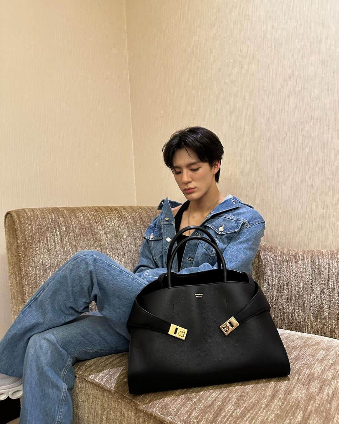 ジェノさんのインスタグラム写真 - (ジェノInstagram)「📸#ferragamohugbag #ferragamofw23 @ferragamo @_maximiliandavis_」8月19日 18時43分 - leejen_o_423