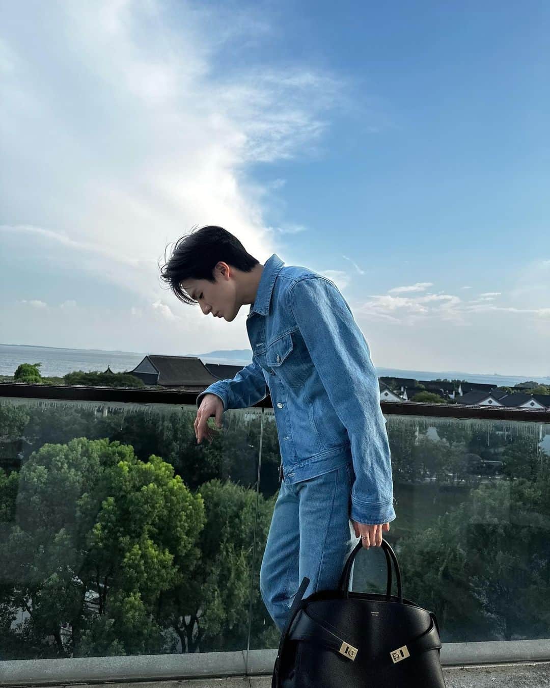 ジェノさんのインスタグラム写真 - (ジェノInstagram)「📸#ferragamohugbag #ferragamofw23 @ferragamo @_maximiliandavis_」8月19日 18時43分 - leejen_o_423