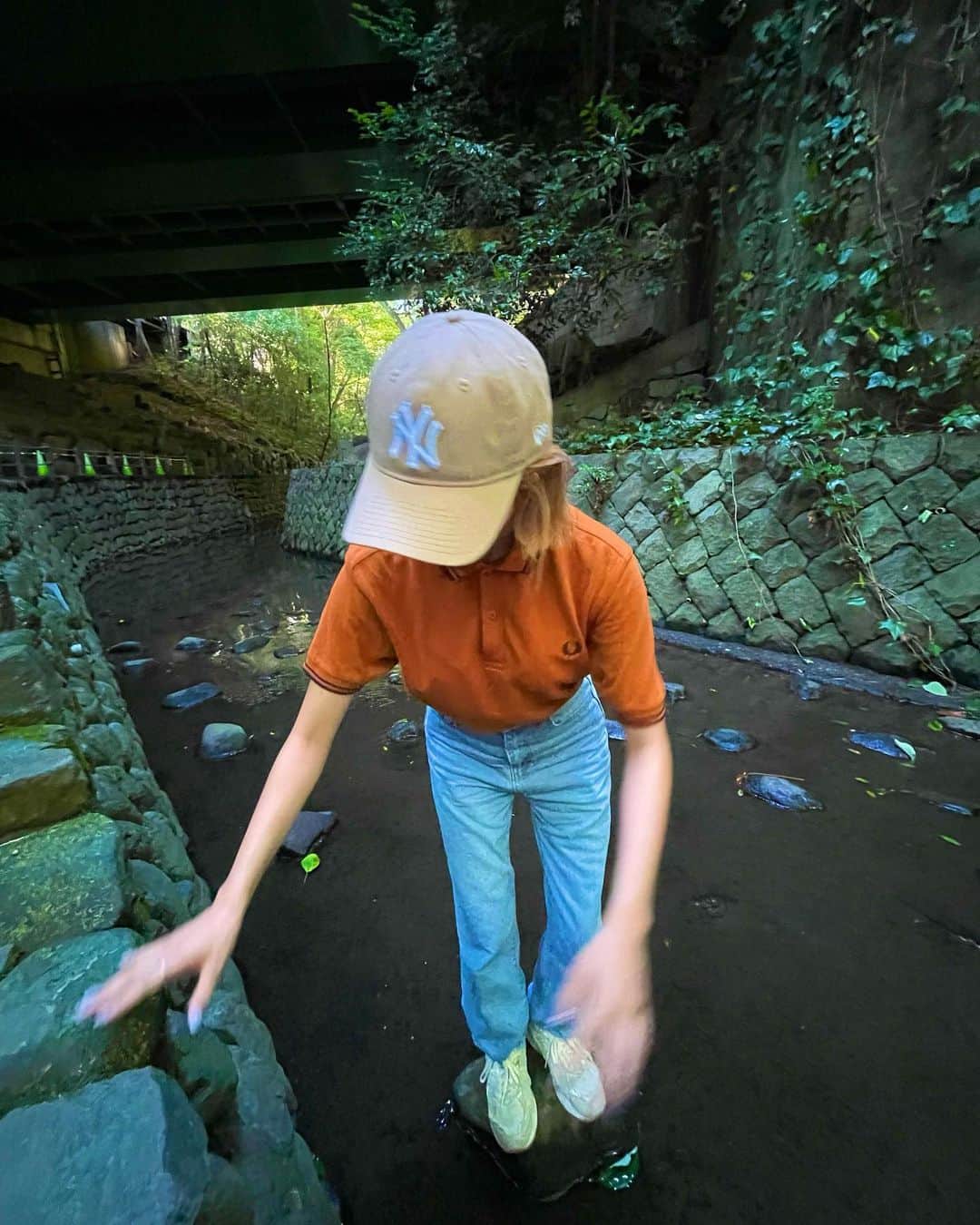 鈴本美愉のインスタグラム：「🌳🌳🌳  岩に座ったらお尻がめちゃ汚くなりました」
