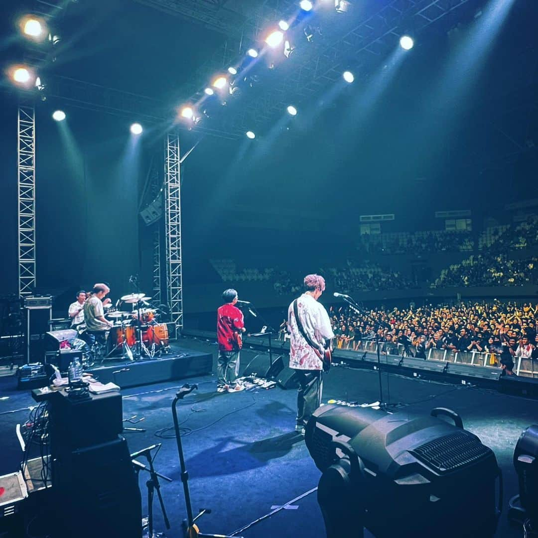 後藤正文さんのインスタグラム写真 - (後藤正文Instagram)「ASIAN KUNG-FU GENERATION  at Tennis Indoor Senayan in Jakarta, Indonesia   ようやく来ることができたインドネシア。とても楽しい夜でした。またね！  #asiankungfugeneration #jakarta #indonesia」8月19日 18時41分 - gotch_akg