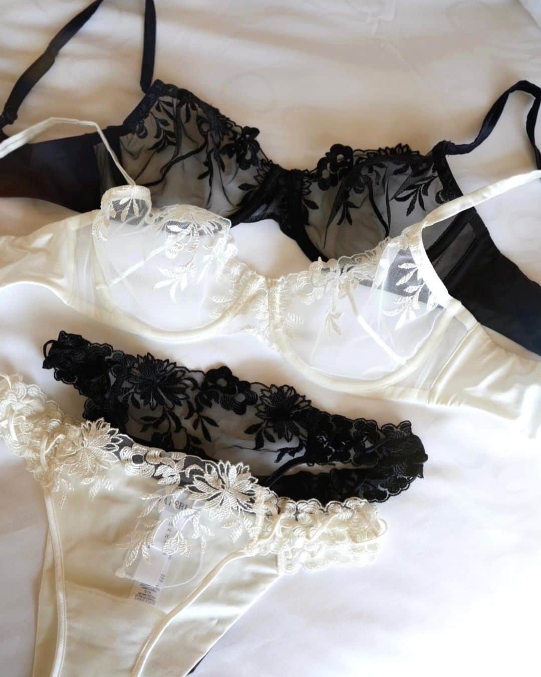 舞川あいくのインスタグラム：「LA PERLA 🤍🖤🤍  一度着たら忘れられなくなる 繊細なレースや刺繍、美しいディテール。  ランジェリーは洋服の中に隠さず ファッションアイテムとして愉しむもの  このデザインが特にお気に入り 白黒のブラとショーツを色違いで購入❤︎  @laperlalingerie  #laperla  #ラペルラ #ランジェリー #サイズ2C」