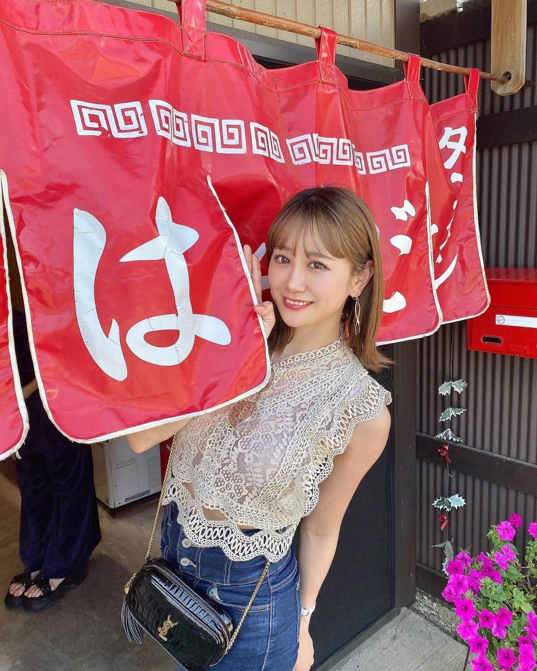 日向カンナのインスタグラム：「皆のベスト・オブ・ラーメンは何味🍜？ タンタンメンを人生で初めて食べたのですが…勝浦タンタンメン、私のラーメン好みランキングに急浮上の2位へ🎖️辛いの苦手なはずなのに、癖になるこの美味しさ。 ようこそ、はらださんへ🍜 お土産に、勝浦タンタンメンお家セットを即買っちゃいました🫶🏻 今日の夜ご飯にします！笑  でも、変わらないベスト・オブ・ラーメンは、揺るがない鶏油ラーメン🍜意外と読めないちーゆ！ 半生の鷄チャーシューがたまらないです♡  私、人生でタンタンメンを頼んだことがなかったんだけど、みんなは食べたことあるかな❓  気付けば、麺類ばかり食べている今週。。 麺系女子って、どうですか🤗？  #千葉グルメ #勝浦グルメ #勝浦タンタンメン #旅行コーデ #旅スタグラム #お盆休み  #원스 #데일리패션  #소통 #데일리룩 #일상  #japanease #좋아요   #japaneasegirl #love #instagood  #followme  #japan #tokyo #大人可愛い #大人女子 #ビジョビ #大人カジュアル #美容 #美容女子 #インフルエンサー #タビジョ #笑顔が人を幸せにする #笑顔が一番」