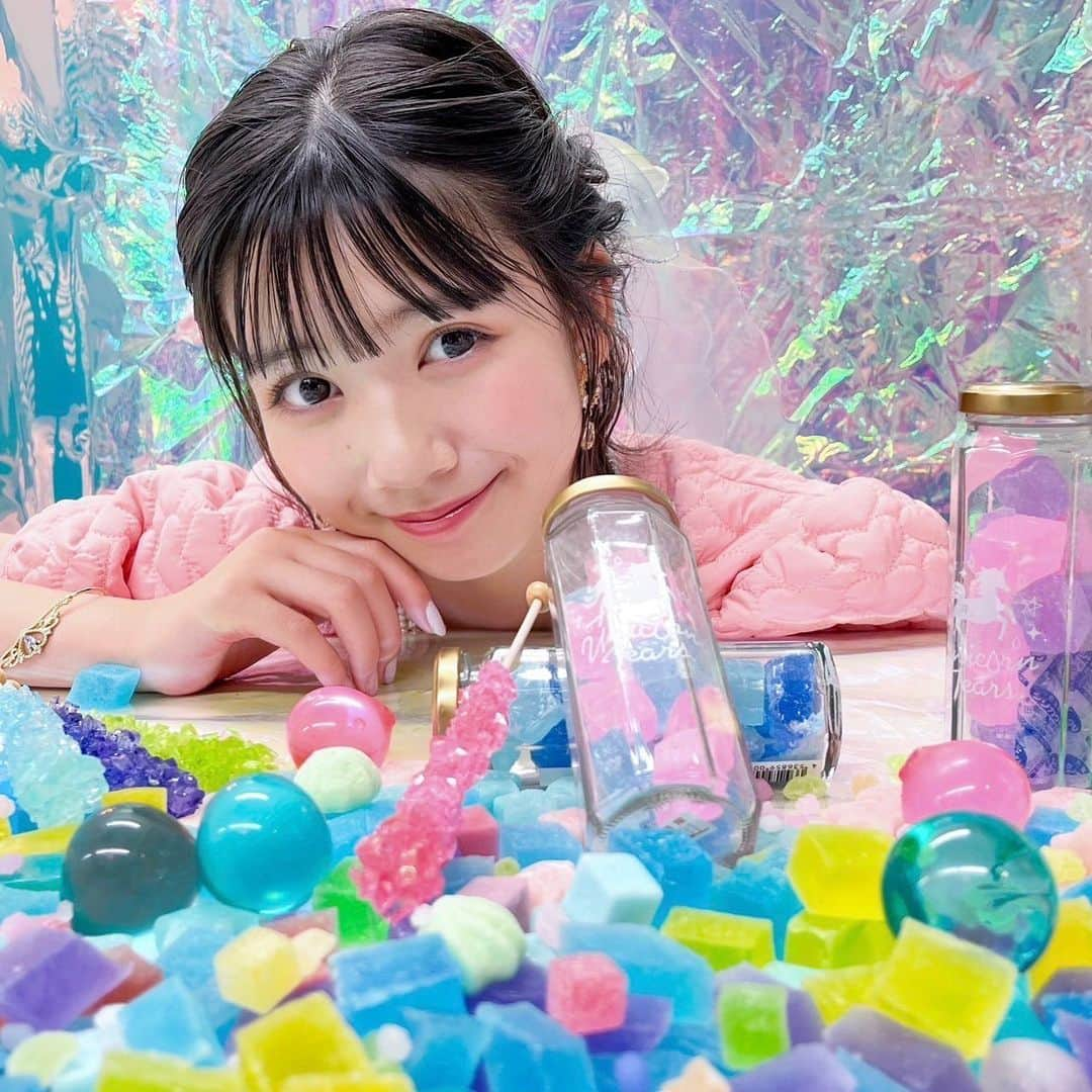 伊藤沙音のインスタグラム：「🧁🐰  ニコラ9月号『ユニコーンティアーズ』！🦄  ユニコーンのキラリと輝く涙をイメージしたお菓子を紹介してます✰´-  めちゃくちゃかわいい！！！しかも美味しい♡♡♡  誌面に色んなパステルカラーの宝石みたいなお菓子が載ってるのでcheckしてね🫶🏻 ̖́-‬  どこに売ってるのかはヒミツなんだって🤫💕 @unicorn_tears_4fancy   今日もInstagram遊びに来てくれてありがとう🎀   #伊藤沙音 #シャノン#ヒカリメイク  #ニコラ #nicola #ニコモ #ニコラ9月号発売中  #ユニコーンティアーズ#uncorntears」