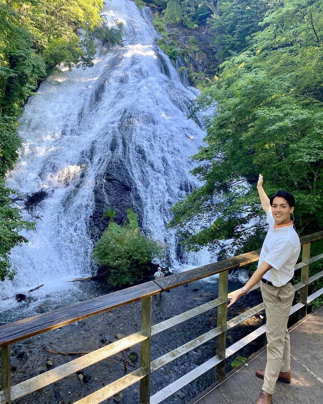 武隈光希さんのインスタグラム写真 - (武隈光希Instagram)「. 真夏に19℃のヒンヤリスポット❄️ . . . 栃木県奥日光にある『湯滝』から10分ほど中継でお伝えしました！  真夏でも25℃を超えることはないらしく、ヒンヤリとしていて、一足早く秋を感じたような気分でした🙌  滝つぼまで10mもないほどの場所から滝を眺められて、ゴオオオという音も迫力満点でしたよ〜！！ (2枚目、音付きでぜひ！)  #日光 #奥日光 #湯滝 #標高1400m #納涼 #華厳の滝につながってます #テレビ朝日 #アナウンサー #テレビ朝日アナウンサー」8月19日 18時48分 - mitsuki.takekuma_ex