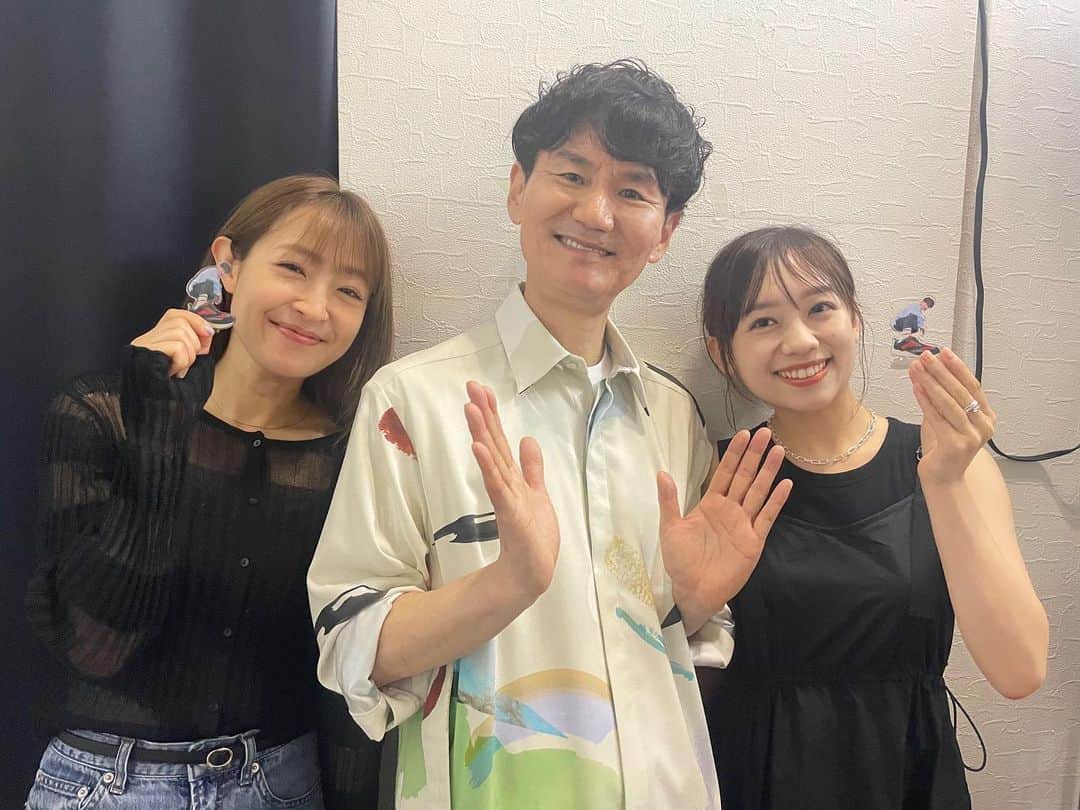 のインスタグラム：「南原さんのトークライブ in 渋谷におじゃまさせていただきました☺️  最近のジェントルナンチャンやハプニングナンチャン ウッチャンナンチャンの 昔の秘話もあり  南原さんが作詞 作曲された歌も歌詞が とっても面白くて 盛りだくさんなライブでした🥰✨  また、ヒルナンデスの時 とは 違った南原さんを拝見できてすごく楽しかったです🎵  写真は推しの我らがナンチャンと同担の浦野モモアナウンサーと🤣💓  推しが尊い😍 すこ❤️  #推し事  #推し沼はまだまだ深い  #アクスタ  #ゲット  #南原さん #本当にお疲れ様でした。 #でも #私達の夏は #終わりそうにないですね」