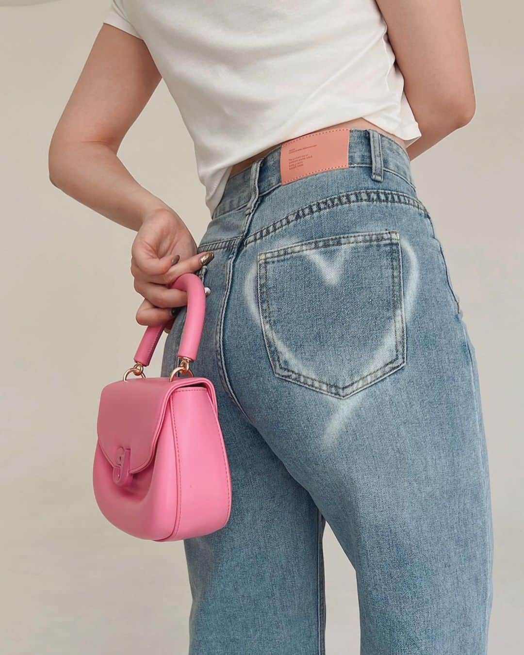 峯りあなのインスタグラム：「おけつハート🫶🏼👖🎀  脚の形が綺麗に見えるデニムとリボンの髪飾りは @gigi_viora_official から発売中だよ〜🤍」