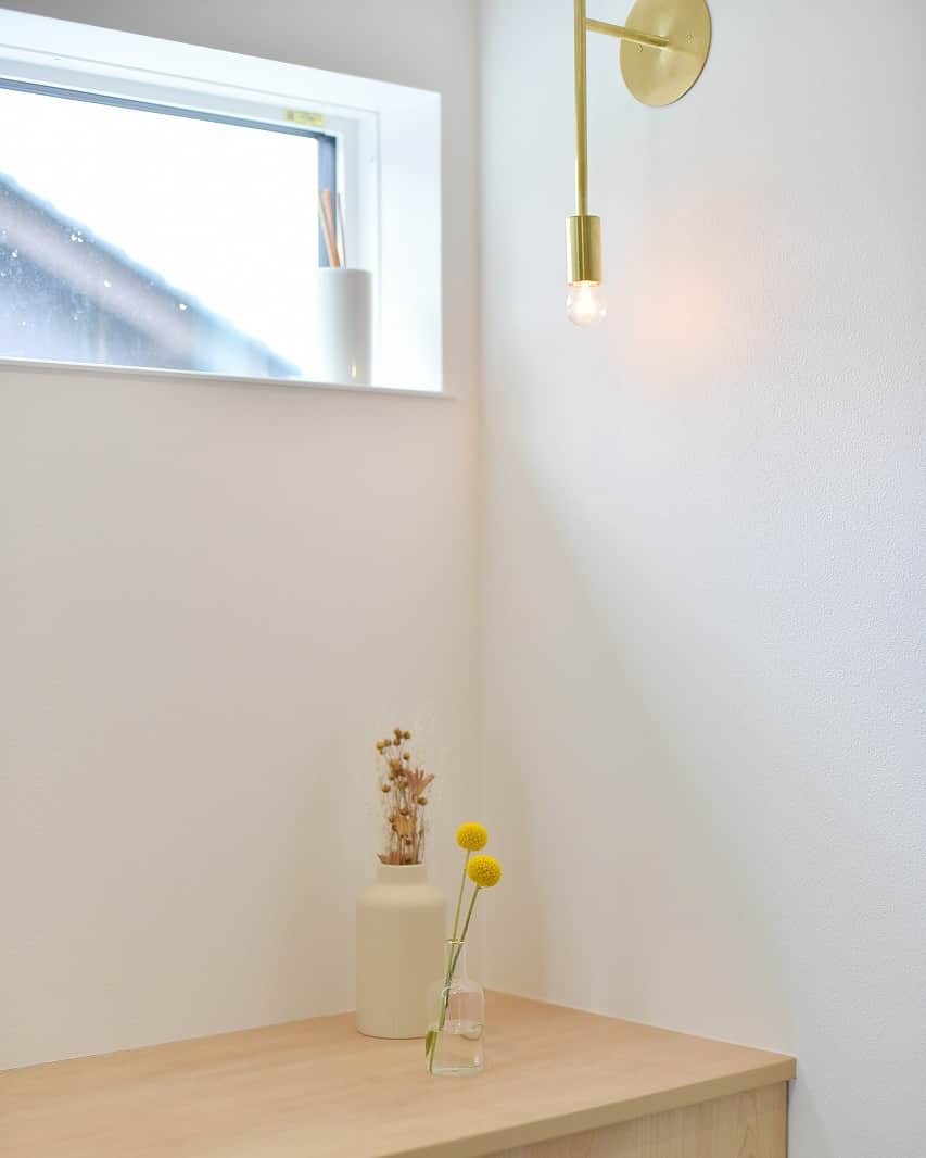 エーシン 福井 工務店 新築 注文住宅さんのインスタグラム写真 - (エーシン 福井 工務店 新築 注文住宅Instagram)「レトロでかわいい雰囲気の ブラケットライトが印象的な玄関  ------------------------------------------ その他の実例はこちら☞( @eshin_fukui ) ------------------------------------------  #福井 #福井工務店 #エーシンホーム #エーシン #土地探し #マイホーム #新築 #注文住宅 #福井家づくり #福井県 #福井市 #鯖江市 #越前市 #大野市 #勝山市 #敦賀市 #あわら市 #坂井市 #ブラケットライト #窓のある玄関 #シンプル玄関 #玄関照明 #玄関」8月19日 19時00分 - eshin_fukui