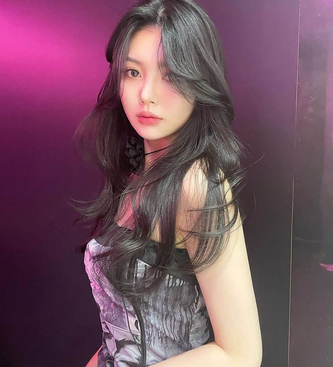 原涼香のインスタグラム：「🩷🆕今やりたい韓国レイヤーロング🆕🩷 ワンカールで簡単に可愛くなれる♡ 夏は軽やかなレイヤースタイルがトレンドですദ്ദി‪- ·̫ - ̳ ㅤㅤㅤㅤㅤㅤㅤㅤㅤㅤㅤㅤㅤ 🎀韓国HAIR STYLE menu... ㅤㅤㅤㅤㅤㅤㅤㅤㅤㅤㅤㅤㅤ ☑︎カット 巻いても巻かなくても可愛いこだわりレイヤーカット♡ 45mmでワンカールのみです✔️  ☑︎プレミアムケアカラー 透明感バツグンカラーが得意です♡ ㅤㅤㅤㅤㅤㅤㅤㅤㅤㅤㅤㅤㅤ ☑︎HITAトリートメント 韓国人みたいなツヤ髪はトリートメントがマスト♡  ㅤㅤㅤㅤㅤㅤㅤㅤㅤㅤㅤㅤㅤ ご予約はリンクから🫶🏻🔗 ㅤㅤㅤㅤㅤㅤㅤㅤㅤㅤㅤㅤㅤㅤㅤㅤㅤㅤㅤㅤㅤㅤㅤㅤㅤㅤ ㅤㅤㅤㅤㅤㅤㅤㅤㅤㅤㅤㅤㅤ  #SHIMA#韓国ヘア#韓国スタイル#レイヤーカット#ワンホンヘア#ワンホン#ダークトーン#網紅#初カラー#暗髪#ベージュカラー#ラベンダーカラー#グレージュ#オリーブカラー#透明感カラー#銀座美容院#銀座美容室#美容師#시스루뱅#레이어드컷#koreanhair」