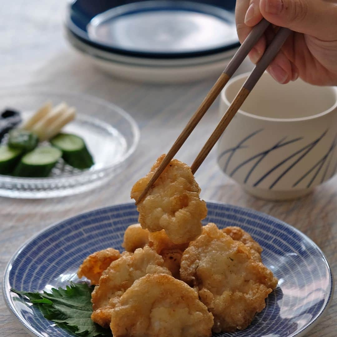 フリーデザインさんのインスタグラム写真 - (フリーデザインInstagram)「暑い日に食べたくなる冷たいそうめん。つるっとした麺類もしっかり掴める「八角色箸（箸蔵まつかん）」が、夏の食卓では大活躍します。  古くから箸の産地として知られる福井県小浜市にある箸ブランド「箸蔵（はしくら）まつかん」の「八角色箸」は、７色２サイズから選べるバリエーション豊かなお箸。  箸先の滑り止めのおかげで、麺類やどっしりと分厚いおかずも、滑らず綺麗に持ち上げられます。しかも、一般的なものより細かい滑り止めを施しているので、口当たりがなめらかなのも嬉しいポイント。  産地・小浜ならではの風景を落としこんだやわらかなカラーリングが、シンプルな食卓にも彩りを添えてくれます。  ▼詳細はプロフィールのリンクからご覧いただけます。 → @freedesign_jp  【取扱店舗】 オンラインショップ 吉祥寺店  #八角色箸 #箸蔵まつかん #色箸 #八角箸 #箸 #お箸 #塗り箸 #カトラリー #chopstick #そうめん #夏の食卓 #麺が好き #ギフト #お土産 #暮らしの道具 #日本の手仕事 #日々の暮らしを楽しむ #日々のくらし #心地よい暮らし #シンプルライフ #シンプルな暮らし #丁寧に暮らす #くらしを楽しむ #暮らしを彩る #暮らしを豊かに #ていねいなくらし #器を楽しむ暮らし #フリーデザイン #freedesign_jp」8月19日 19時00分 - freedesign_jp