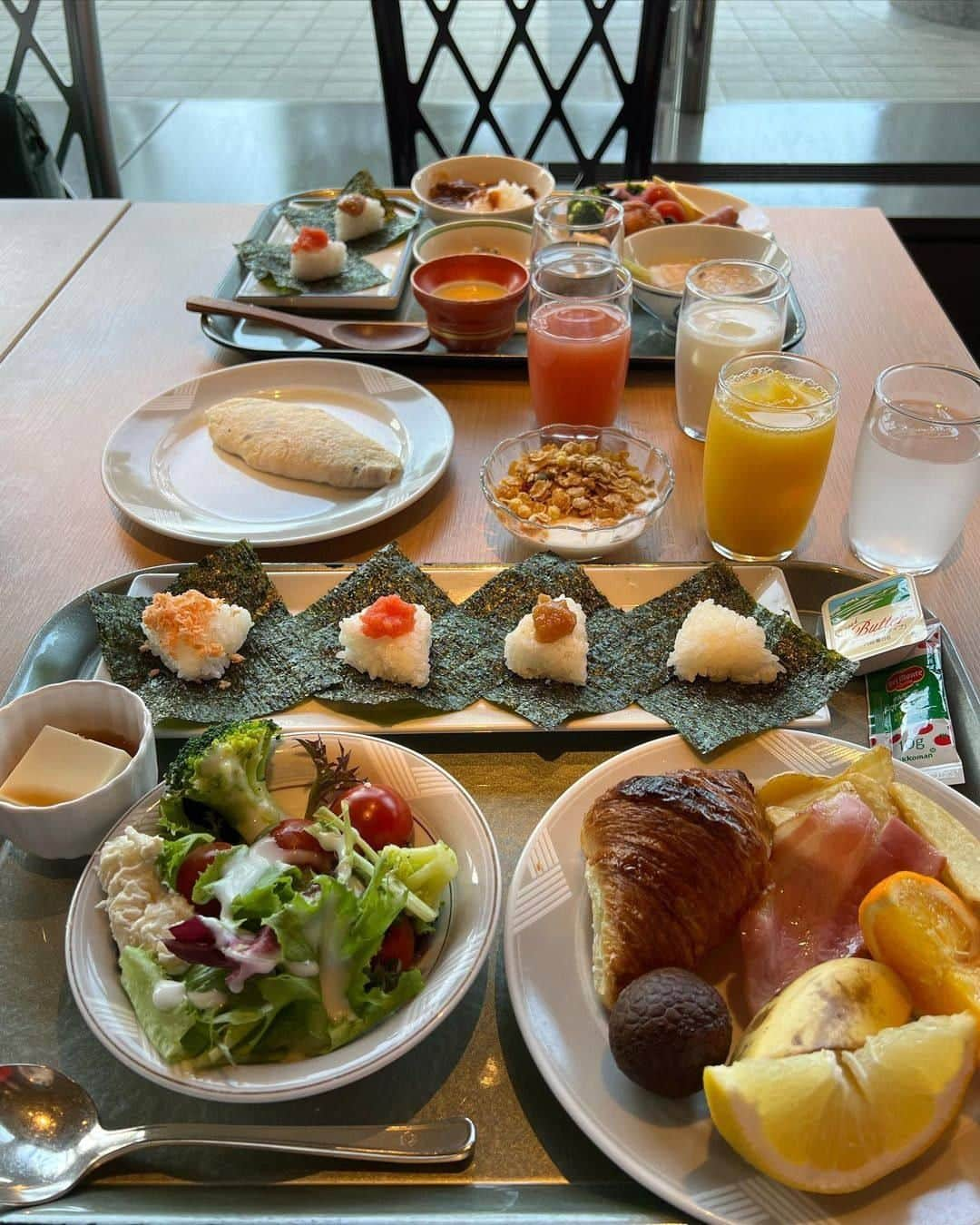 newotani_osakaのインスタグラム：「【 夏をまだまだ満喫！ 】～遊んだ翌日に嬉しい 朝食付きプラン～  お盆休みが終わりましたが、まだまだ暑い夏は終わりませんね！ 皆さん、夏を満喫していますか？🌻  ホテルニューオータニ大阪でも夏のアクティビティを たくさんご用意していますよ！  また、ホテル朝食がお好きな方必見！👀 さまざまな宿泊プランに朝食が付いていますので 館内プールや大阪観光を思いっきり楽しんで、 おやすみになった翌朝には、ごゆっくりと美味しい朝食をお召し上がりいただけます🍳  今回は、「美食と健康の朝食ビュッフェ」を お客様の素敵な投稿とともにご紹介いたします。  和食派の方は「🍚」 洋食派の方は「🥐」 中華派の方は「🥟」 の絵文字でコメントくださいね🥰  === 📷 @mihoyoga_ さま 和×洋＝幸🫰💘  💬とっても美味しそうなお写真をありがとうございます。 和と洋の組み合わせは、本当に幸せですよね☺️  === ‌  〜美食と健康の朝食ビュッフェ〜 ホテルメイドパン、目の前でシェフがサービスするオムレツなど、選ぶ愉しさ満載の和洋中のお料理。シェフの情熱が生んだ、美味と健康がテーマの朝食です。  〈こだわりのお料理〉 ◎玄米卵のオムレツ シェフが目の前でご用意する、ふわふわオムレツ。 玄米を食べて育った鶏から生まれた栄養価が高い「玄米卵」を使ってハム、チーズ、ベジタブル、オリーブ4種からお好みの具をお選びいただけます。  〈おすすめ〉 ◎素材や製法にこだわった釜焼きブレッド ◎だしの旨みがやさしいうどん ◎食事系との付け合わせもおすすめなパンケーキ ◎目の前でお好みの具材でお作りするおにぎり（土・日・祝限定） ◎厳選素材と黒毛和牛で出汁をとったおでん（日替わり）  とっておきのお料理で、1日を元気にスタートさせてくださいね♪  ＼朝食付き・おすすめ宿泊プラン／  🌴Summer Resort Stay🌴 デイプール（ワンドリンク付）がついた夏のステイプラン。  ・デイプール「Jo-POOL」入場券付 ・プールサイドでの「1ドリンク」プレゼント ・朝食  2名さま1室ご利用時🛏 スーペリアツイン／ダブル（30㎡）￥21,500～  ーー  🌙Night Pool Resort Stay🌙 大人の夜の夏遊びに最高！ナイトプール入場パス（ワンドリンク付）がついた夏のステイプラン。  ・ナイトプール入場券付 ・プールサイドでの「1ドリンク」プレゼント ・朝食  2名さま1室ご利用時🛏 スーペリアツイン／ダブル（30㎡）￥20,500～  ーー  ホテルニューオータニ大阪で、素敵な夏の思い出を作ってくださいね！  ＼＼スイーツビュッフェが当たる🎁キャンペーン実施中／／  ホテルニューオータニ大阪での素敵な“夏の思い出”は、ぜひ 「 #ニューオータニで過ごす夏 」で投稿してください。  キャンペーンの詳細は、アカウント（ @newotani_osaka ）の キャンペーン投稿📌からチェック✔  🔍朝食付きプランや夏のおすすめプランのご予約・詳しい情報は、アカウントプロフィールリンク （ @newotani_osaka ）ホテル公式WEBサイトより、「宿泊」⇒「宿泊プラン一覧」へお進みください。  #ホテルニューオータニ大阪 #ニューオータニ大阪 #大阪城公園 #大阪城 #大阪市中央区 #大阪ホテル #hotelnewoaniosaka #osakacastlepark #朝食ビュッフェ #ホテル朝食 #ホテル朝食ビュッフェ #ホテルの朝食 #大阪ホテル朝食 #ホテルブレックファースト #食付きプラン #ホテルビュッフェ #大阪旅行 #大阪観光 #大阪観光スポット #大阪お得情報 #大阪宿泊 #ホテルキャンペーン #キャンペーン #キャンペーン実施中 #インスタキャンペーン #インスタグラムキャンペーン #フォトコンテスト #フォトコンテストキャンペーン #投稿キャンペーン」