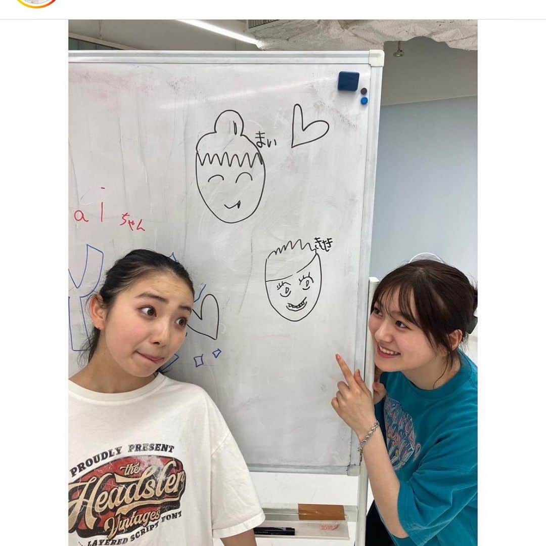 久保田磨希のインスタグラム：「第三期のワークショップ😊 恒例のお誕生日のお祝いをしました。 画力なしの私からの似顔絵㊗️ 喜んでくれて？！ 何よりです🤭 #久保田磨希 #ホリプロワークショップ #飛香まい ちゃん #寺島季咲 ちゃん　 ちょっと早めのおめでとう」