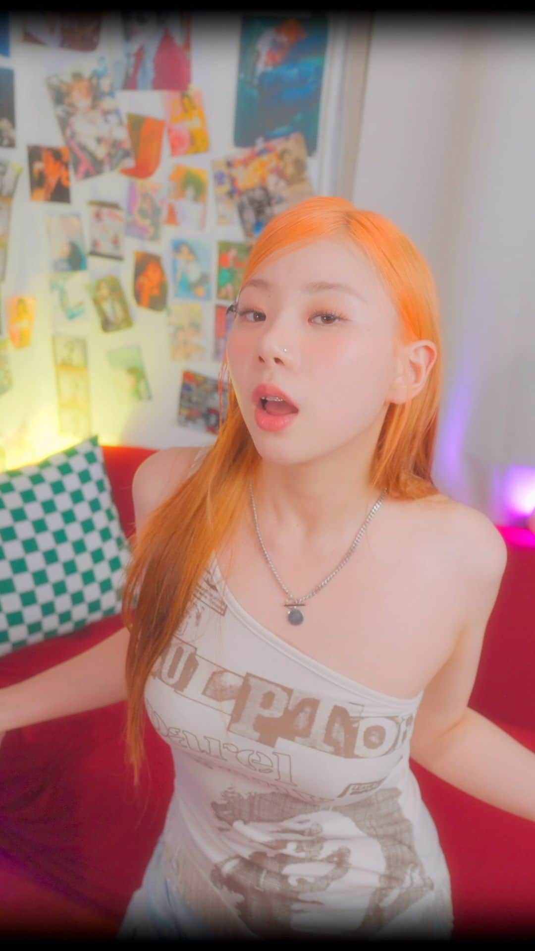 Hannahのインスタグラム：「비디오도 있따^_^💙💖 프로필 상단에 링크 Cockamamie video out now !🌀🌀🌀 📹 @yellocan_  💇🏻‍♀️ @ralkinghair @1_2__mer  💄 @iammaeng @hakkukku  👗 @just.suggest  🤵🏻 @darkgochill  고생해주신 모든 분들 감사합니다 고마워 알러뷰💙💖」